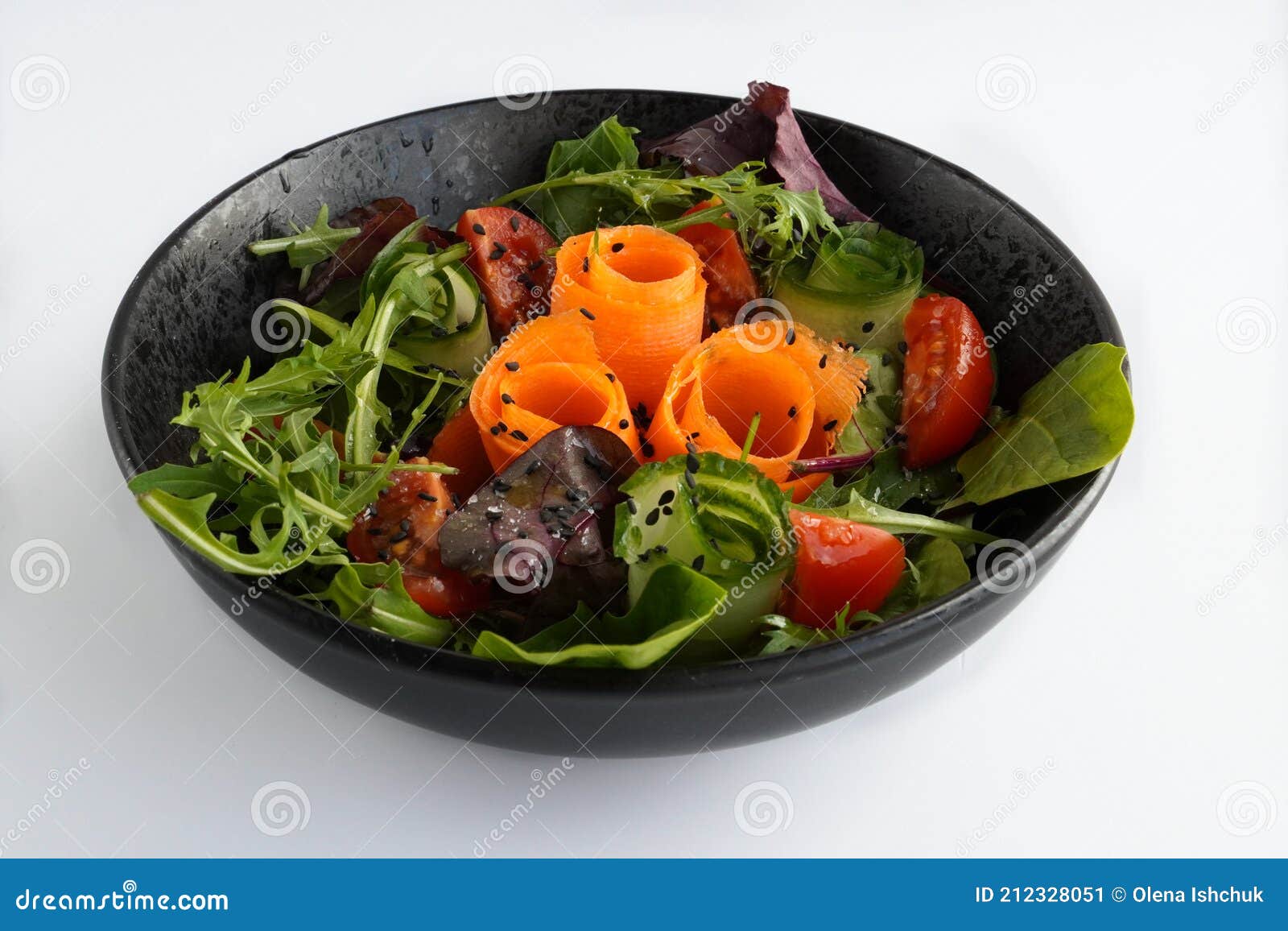 Ensalada De Verduras Frescas Mezcladas En Un Bol. Ensalada Cruda En Cuenco  Negro Sobre Fondo Blanco Imagen de archivo - Imagen de plato, bocado:  212328051