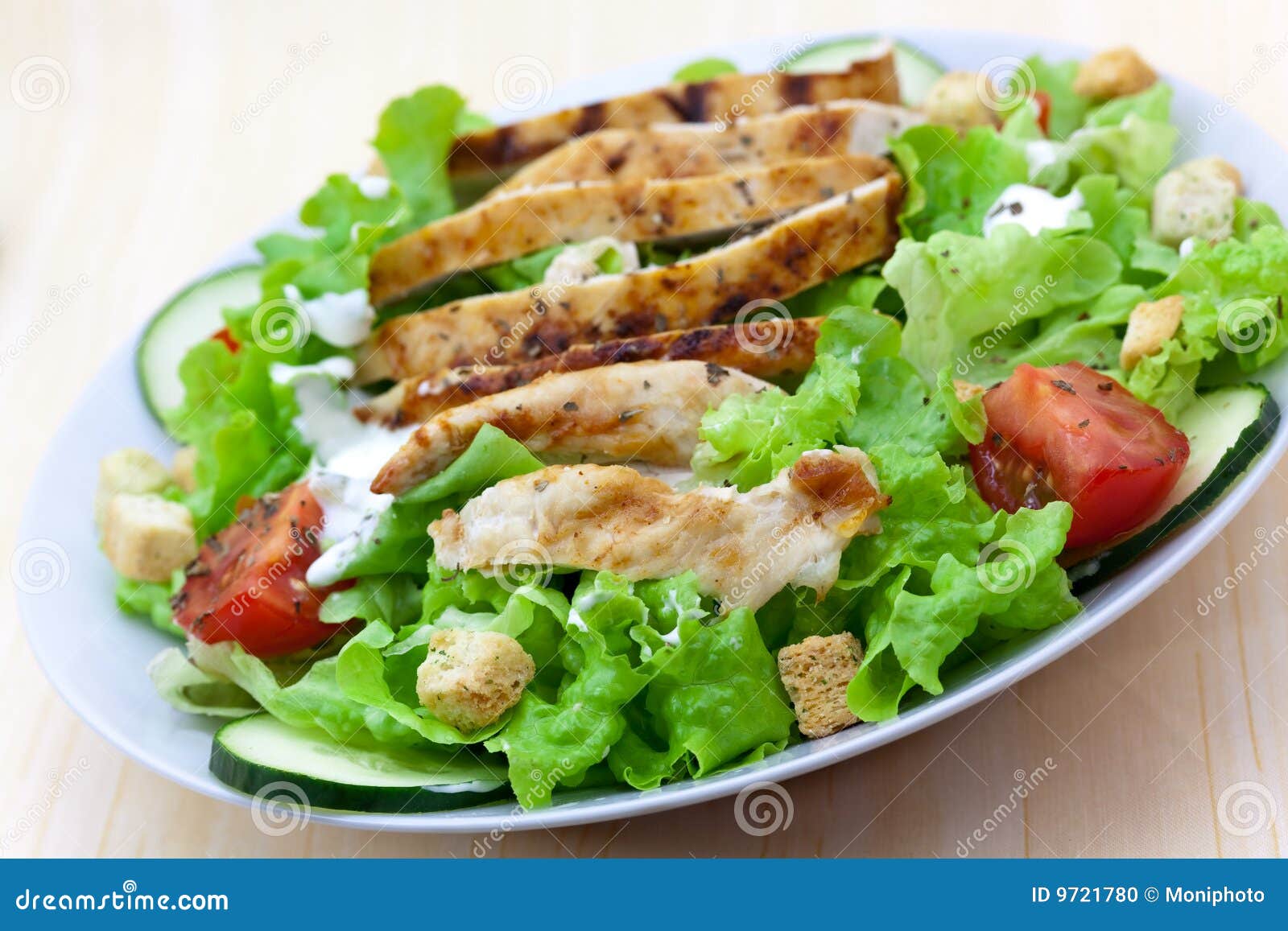 Ensalada Fresca Con El Pecho, La Lechuga Y El Tomate De Pollo Foto de  archivo - Imagen de lechuga, césar: 9721780