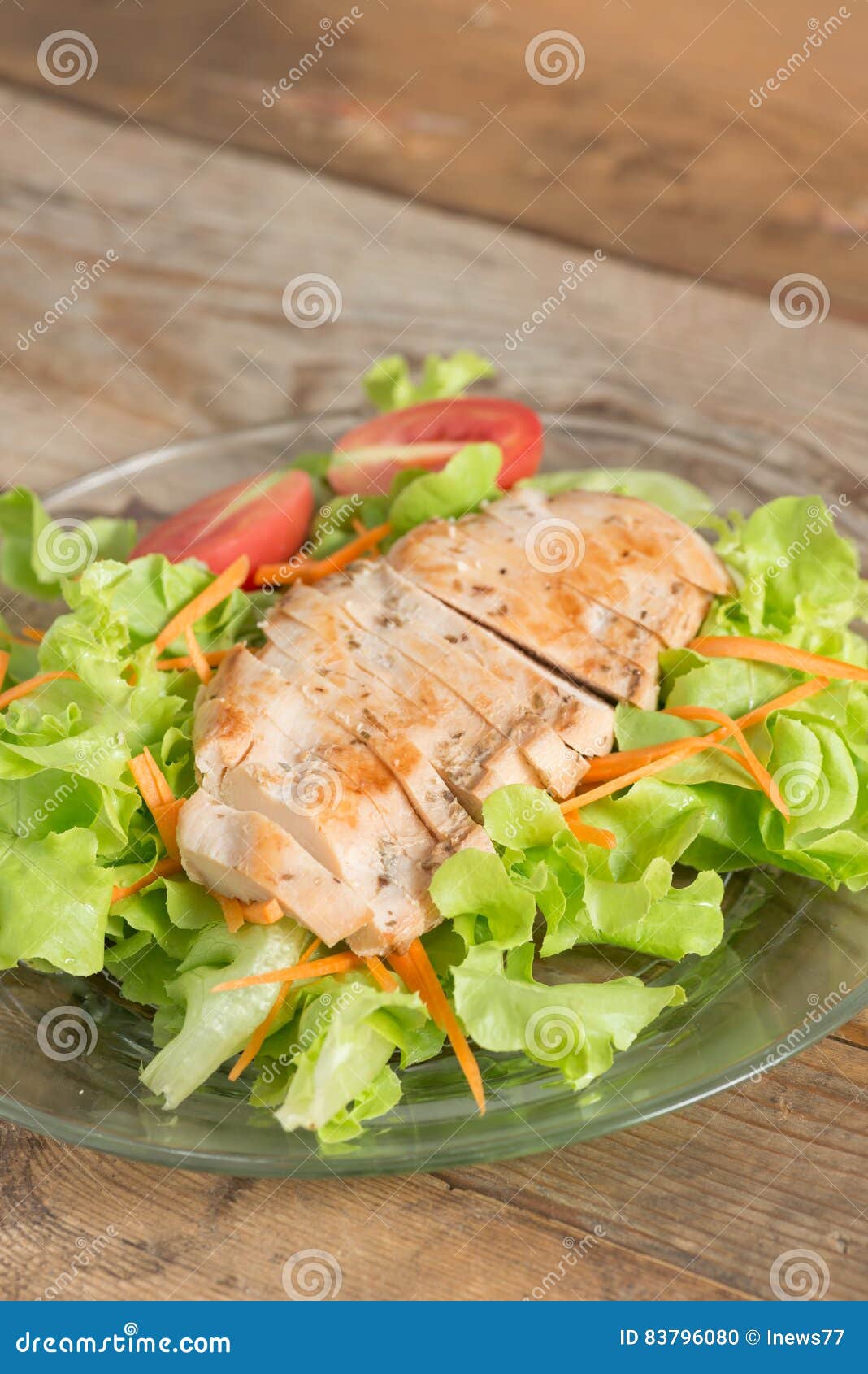 Ensalada Fresca Con La Pechuga De Pollo, La Lechuga Y El Tomate Asados a La  Parrilla Foto de archivo - Imagen de ensalada, cristal: 83796080