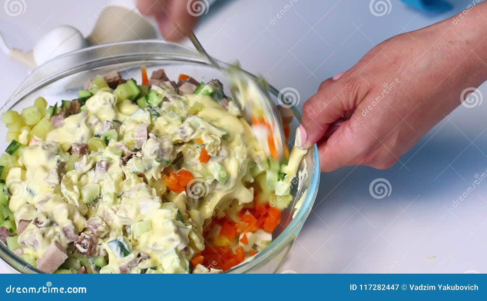 Ensalada Rusa De La Carne Con Las Verduras Y La Mayonesa Una Mujer