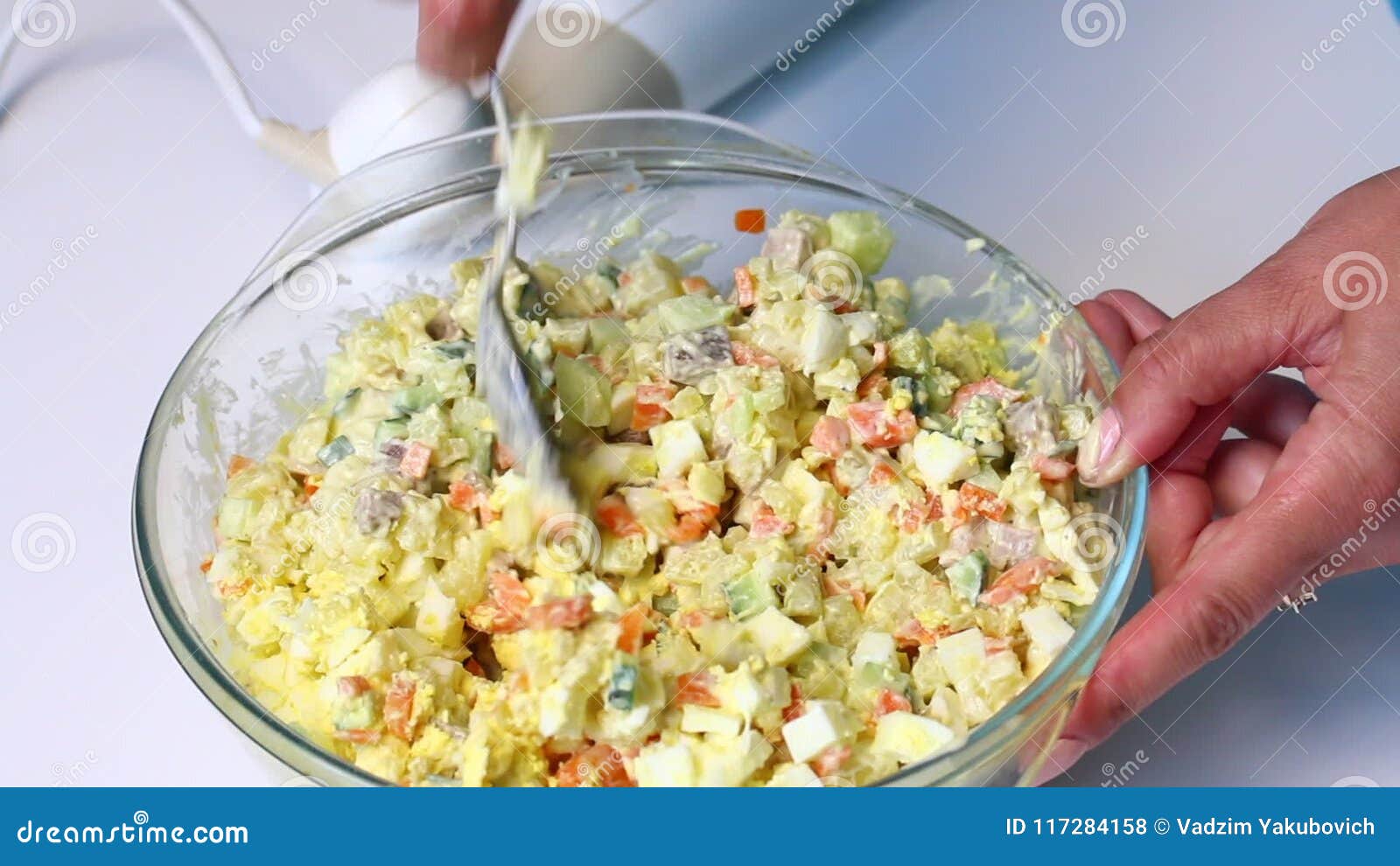 https://thumbs.dreamstime.com/z/ensalada-rusa-de-la-carne-con-las-verduras-y-mayonesa-una-mujer-mezcla-los-ingredientes-para-117284158.jpg