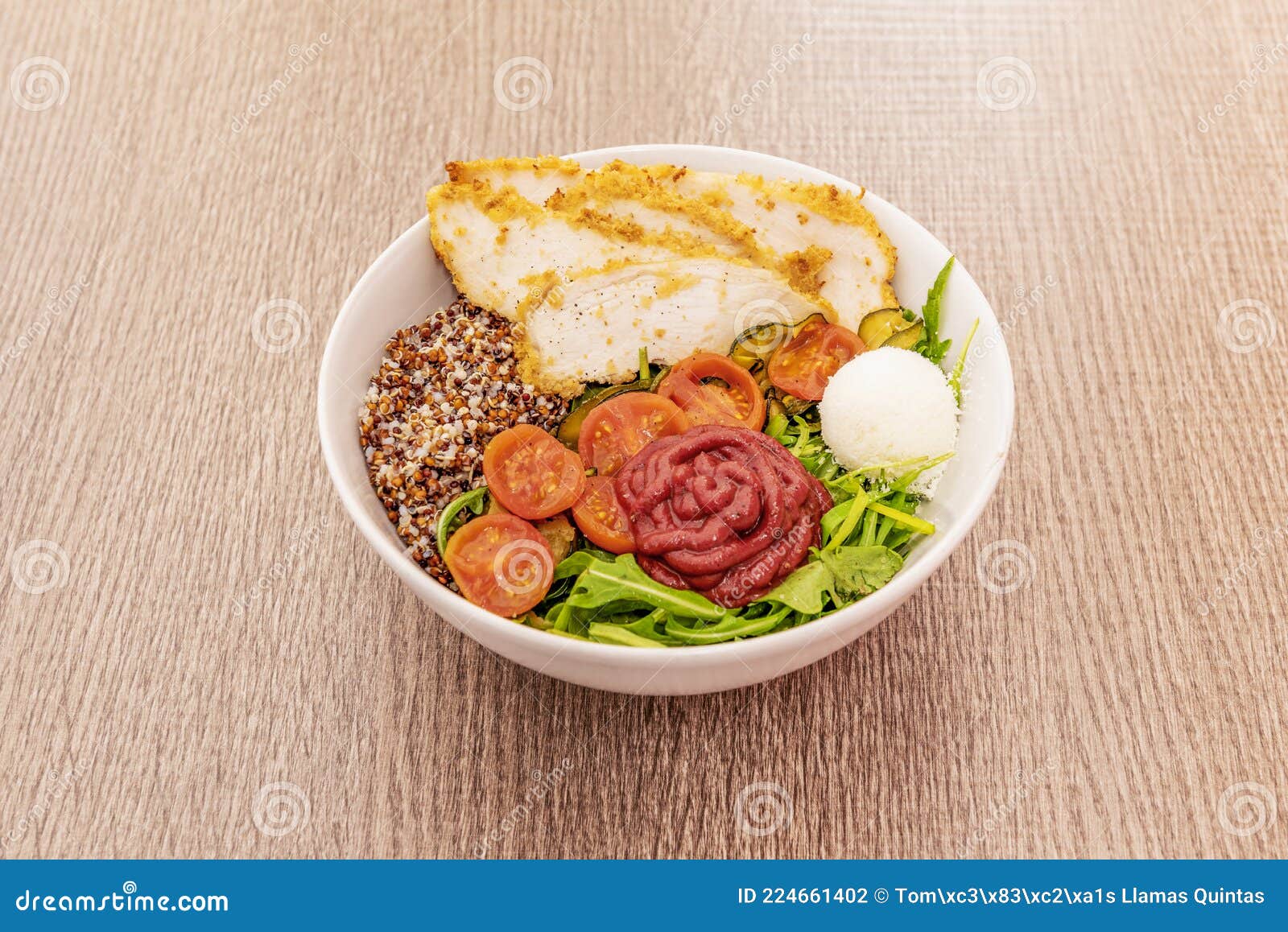 ensalada semicaliente de remolacha en sirope, rucula, quinoa negra y blanca cocida, tomates cherry pasados por la sarten, filetes