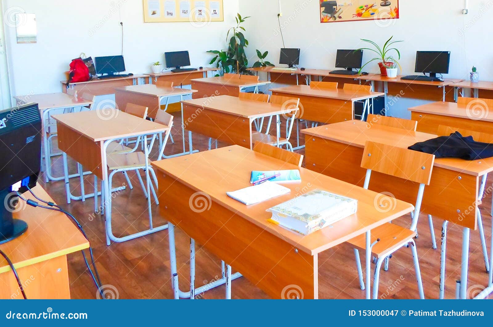 Enseignement Ecole Primaire Apprentissage De L Informatique Dans Une Ecole Primaire Avec Bureaux Tableau Noir Classe Informat Image Stock Image Du Bureau Apprendre