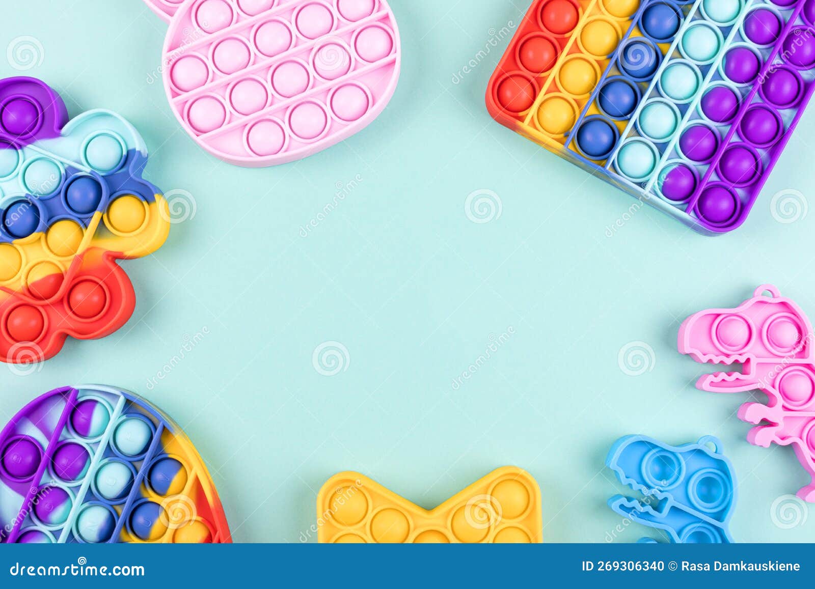 Ensemble De Jouets De Fidget Coloré Populaire Le Pop Sur Fond Bleu.  Nouveaux Jouets Sensoriels Anti-stress Pour Enfants Et Adultes Photo stock  - Image du développement, éducatif: 269306340