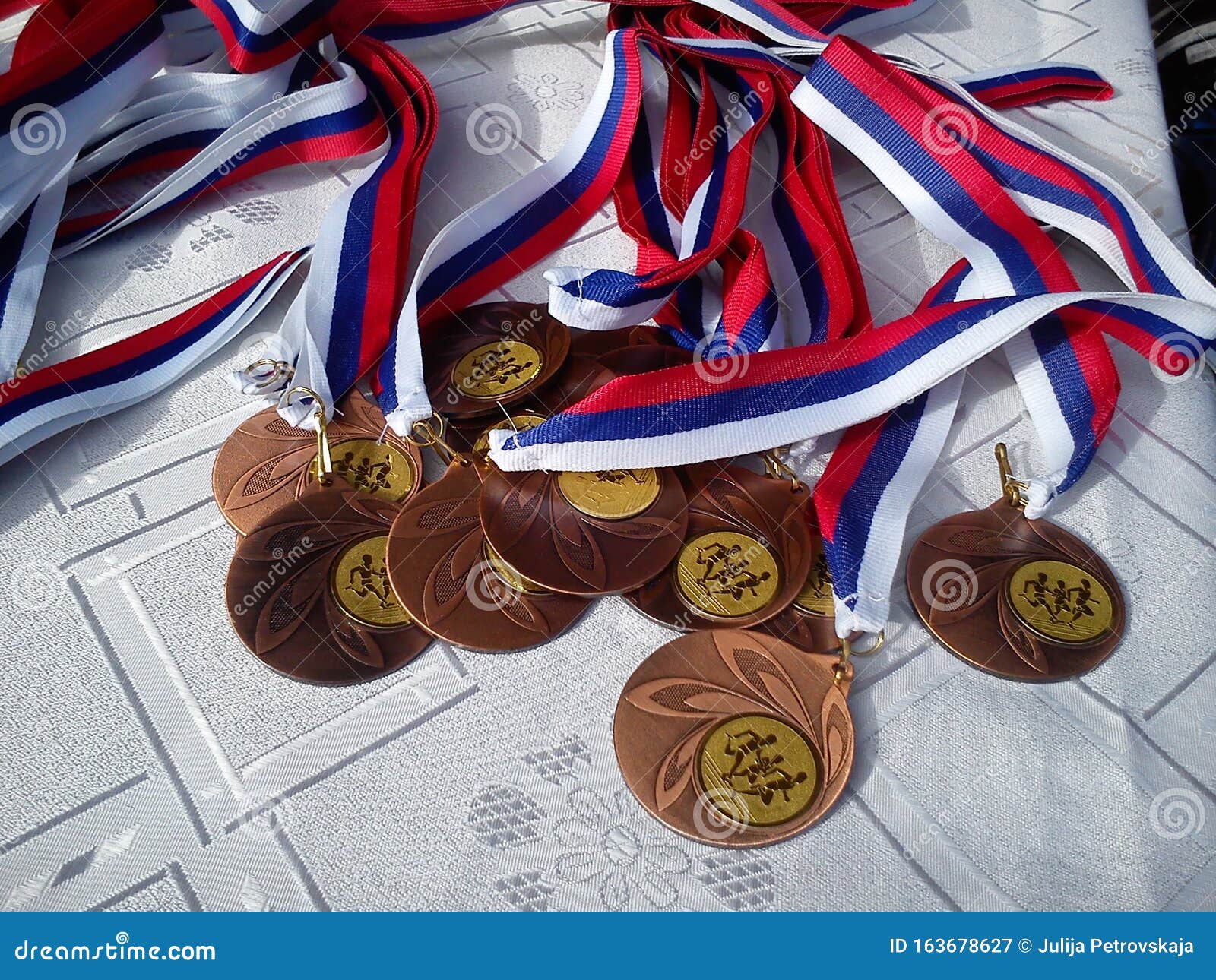 Ensemble De Médailles De Bronze, D'argent Et D'or Pour Les Jeux Olympiques  Le Principal Prix Sportif De L'athlète Les Médailles a Photographie  éditorial - Image du abord, médaille: 163678627