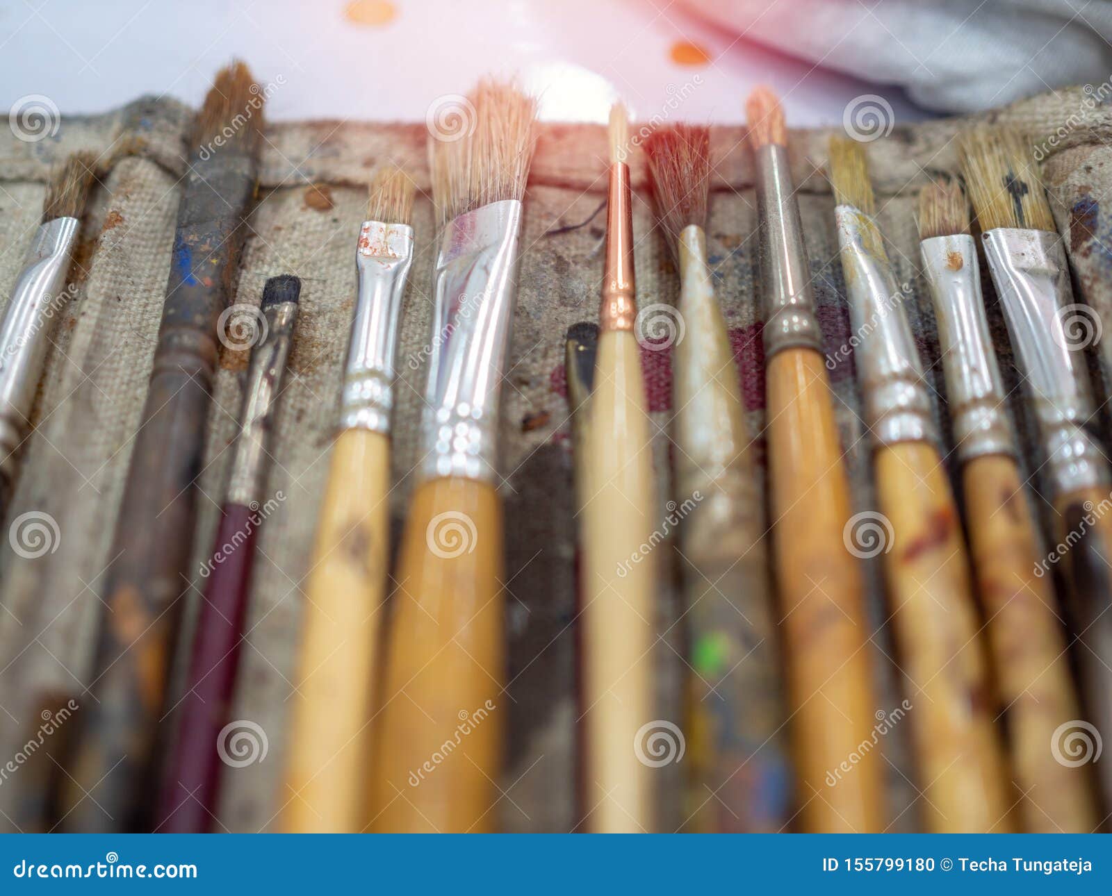 Ensemble De Pinceaux Pour Peintres. Fermer De Nombreux Outils D'artiste  Dans Le Porte-pinceau De Peinture De Calico Photo stock - Image du  matériel, coloré: 155799180