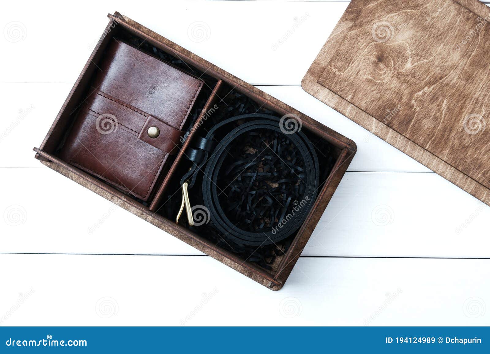 Traje de accesorios para hombres sobre fondo de madera vieja