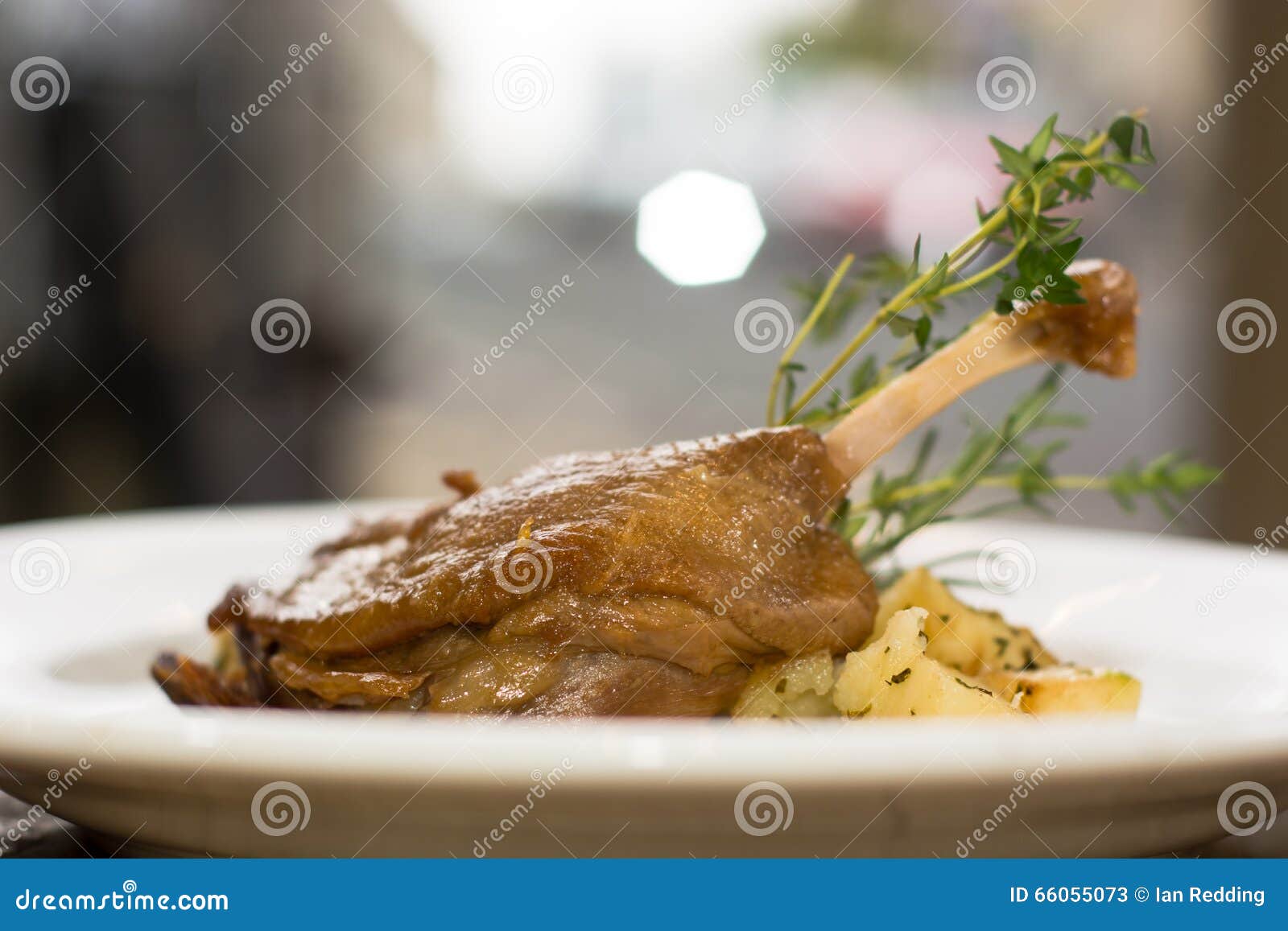 Ente Confit Mit Salardaise Kartoffeln Stockbild - Bild von spiel, küche ...