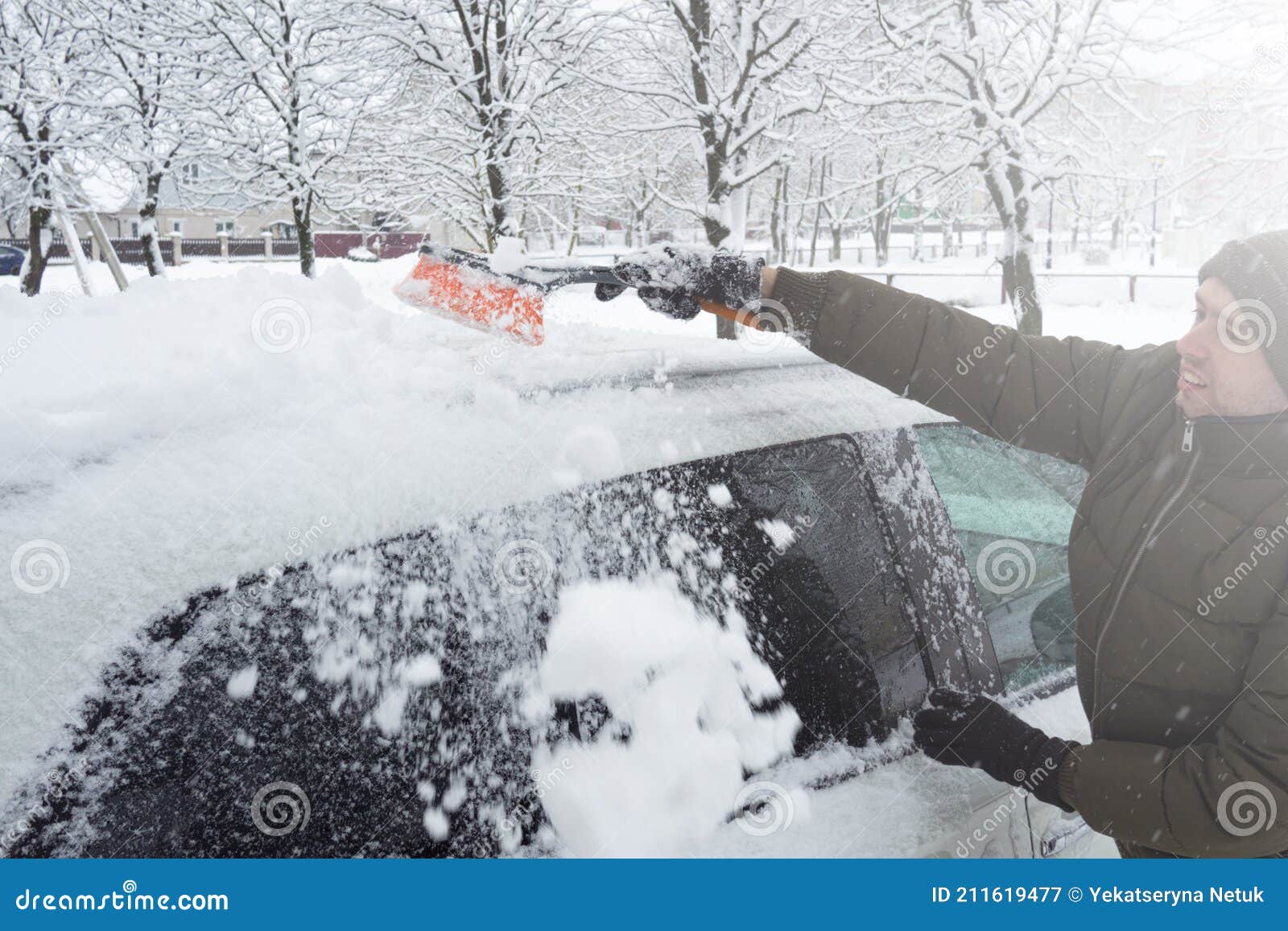 Entfernen Des Schnee Vom Auto Mit Einer Pinsel. Mann Reinigt Sein Auto Nach  Einem Schneesturm Stockbild - Bild von mann, schneesturm: 211619477