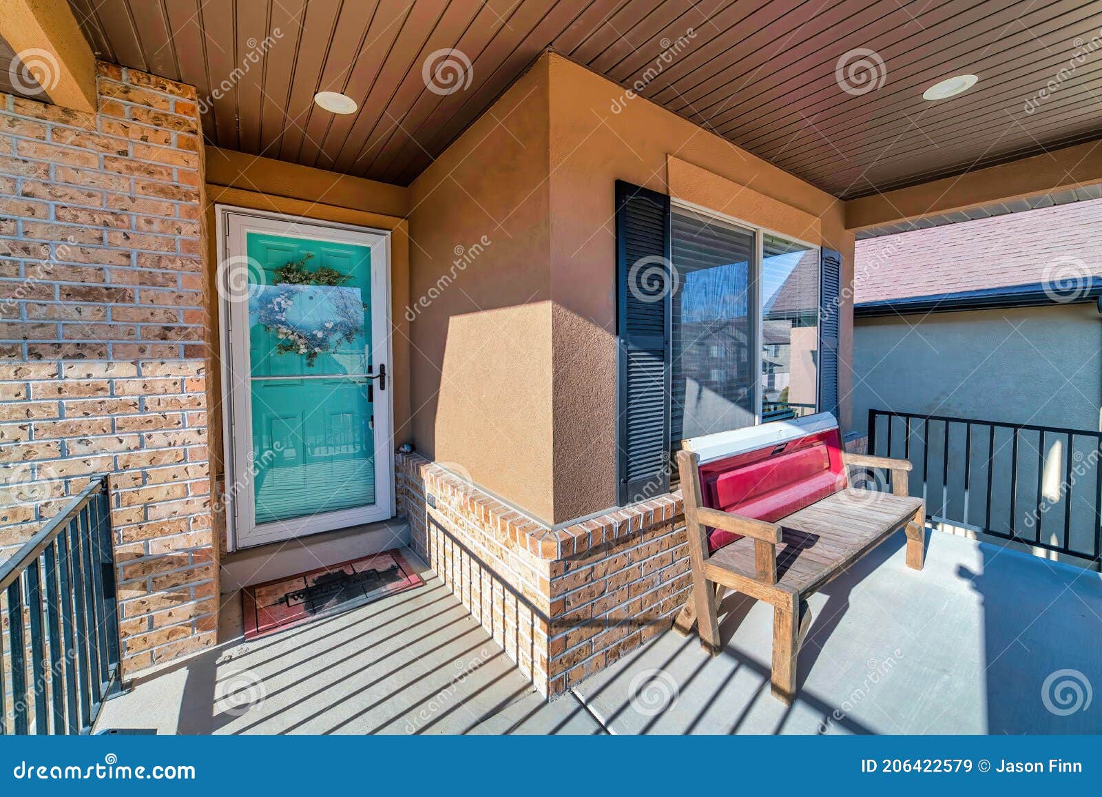 Intérieur De La Maison Avec Mur En Bois Et Fenêtre Ouverte Sur La