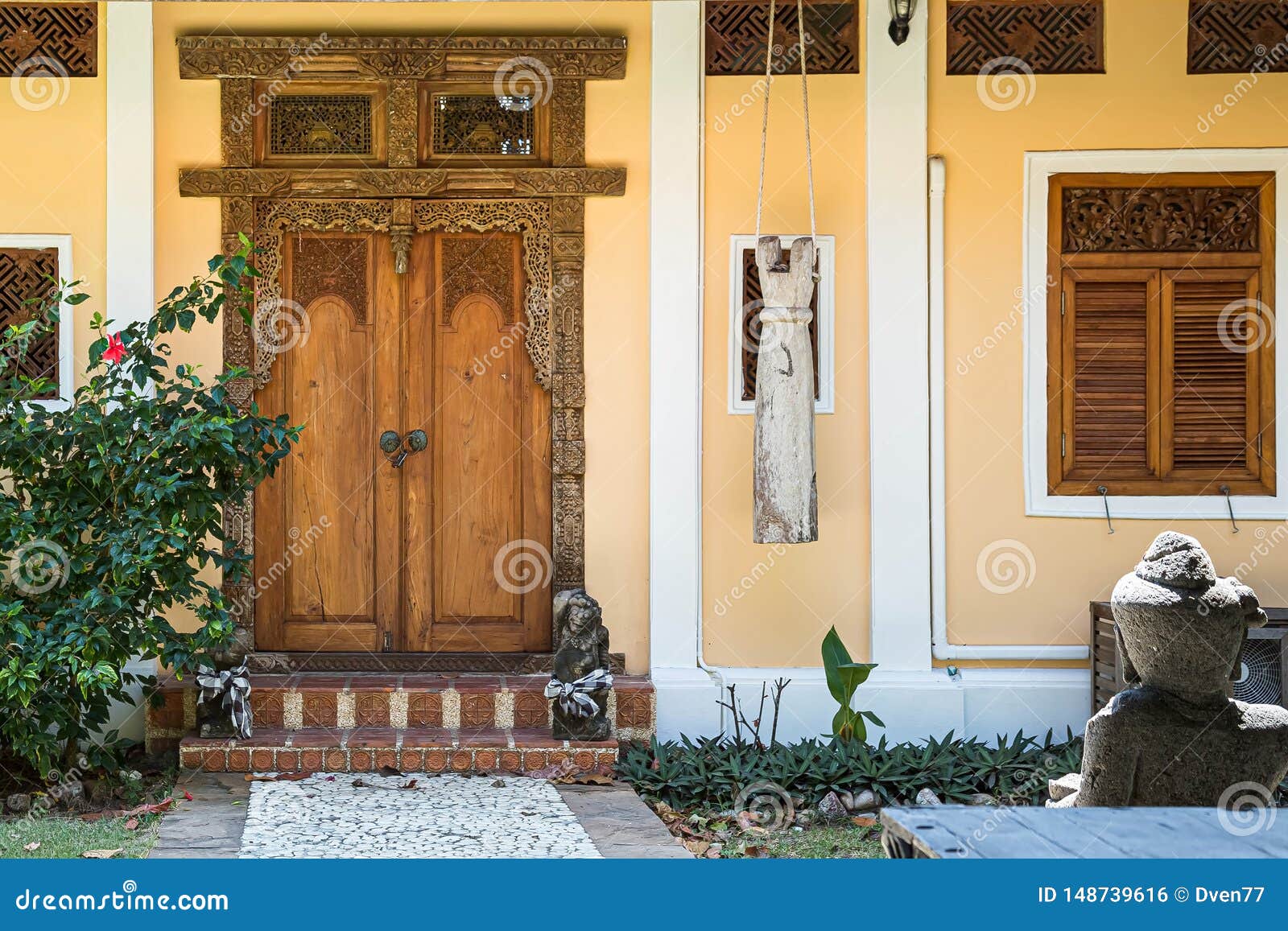 Entrée à La Maison Jaune Avec La Fenêtre Vieille Porte En