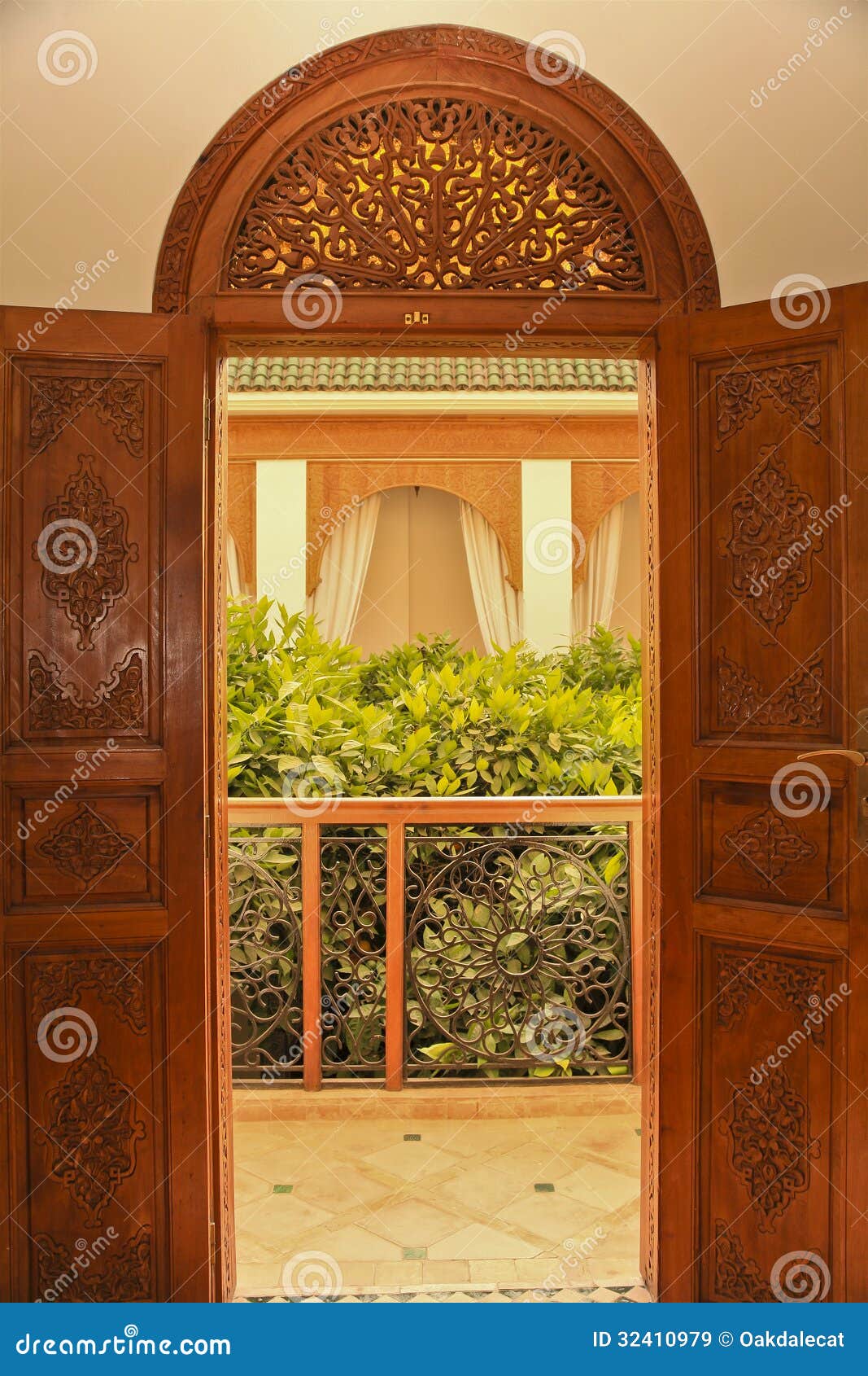 Entrée Marocaine De Balcon Avec Les Portes Et Limposte En