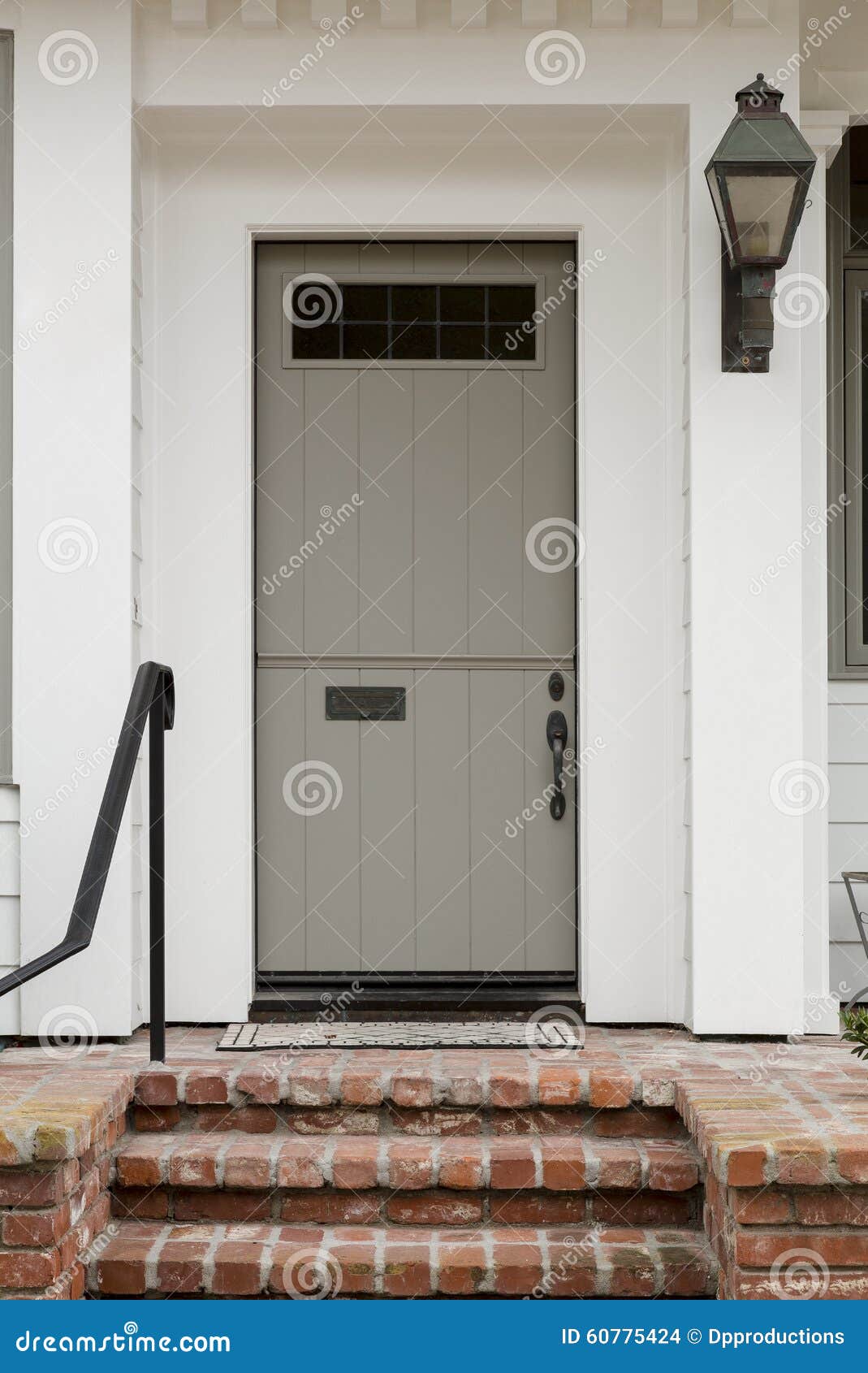 Entrée Principale Avec Le Blanc Extérieur Et Une Grande Lumière De Porche  Avec L'escalier De Brique Photo stock - Image du blanc, opérations: 60775424