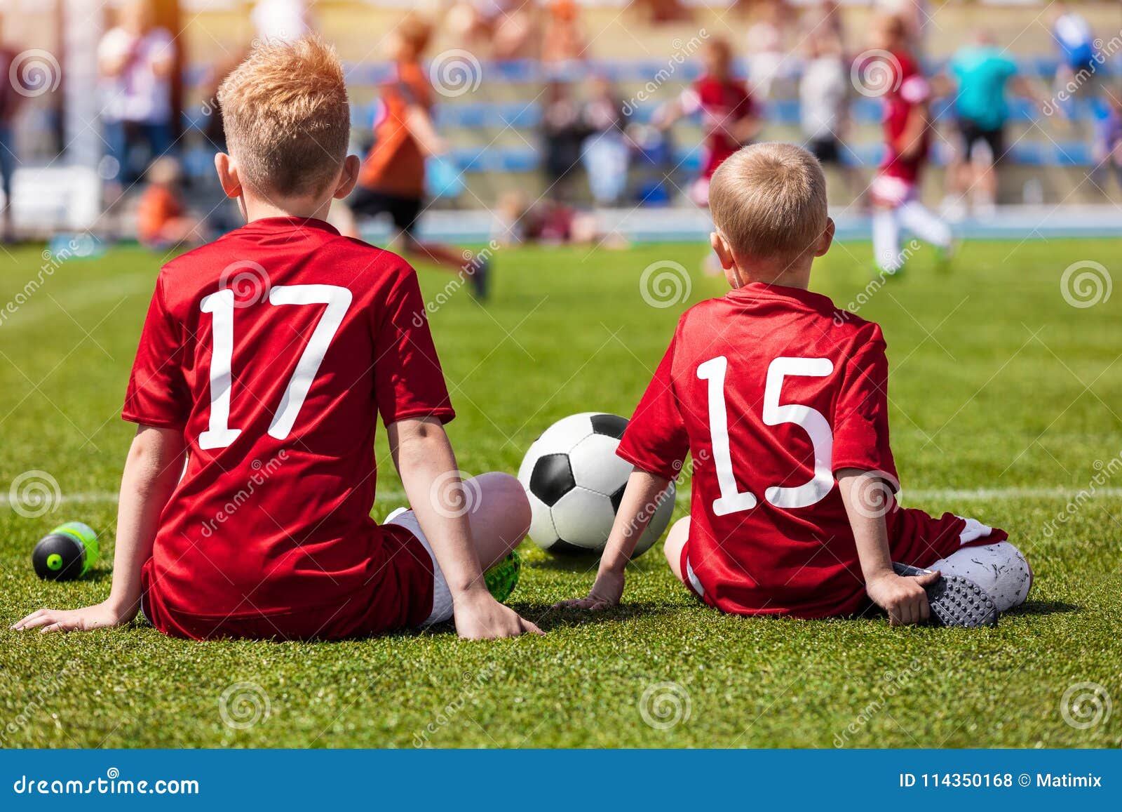 Entraînement De Football Pour Les Enfants Dans Le Terrain De