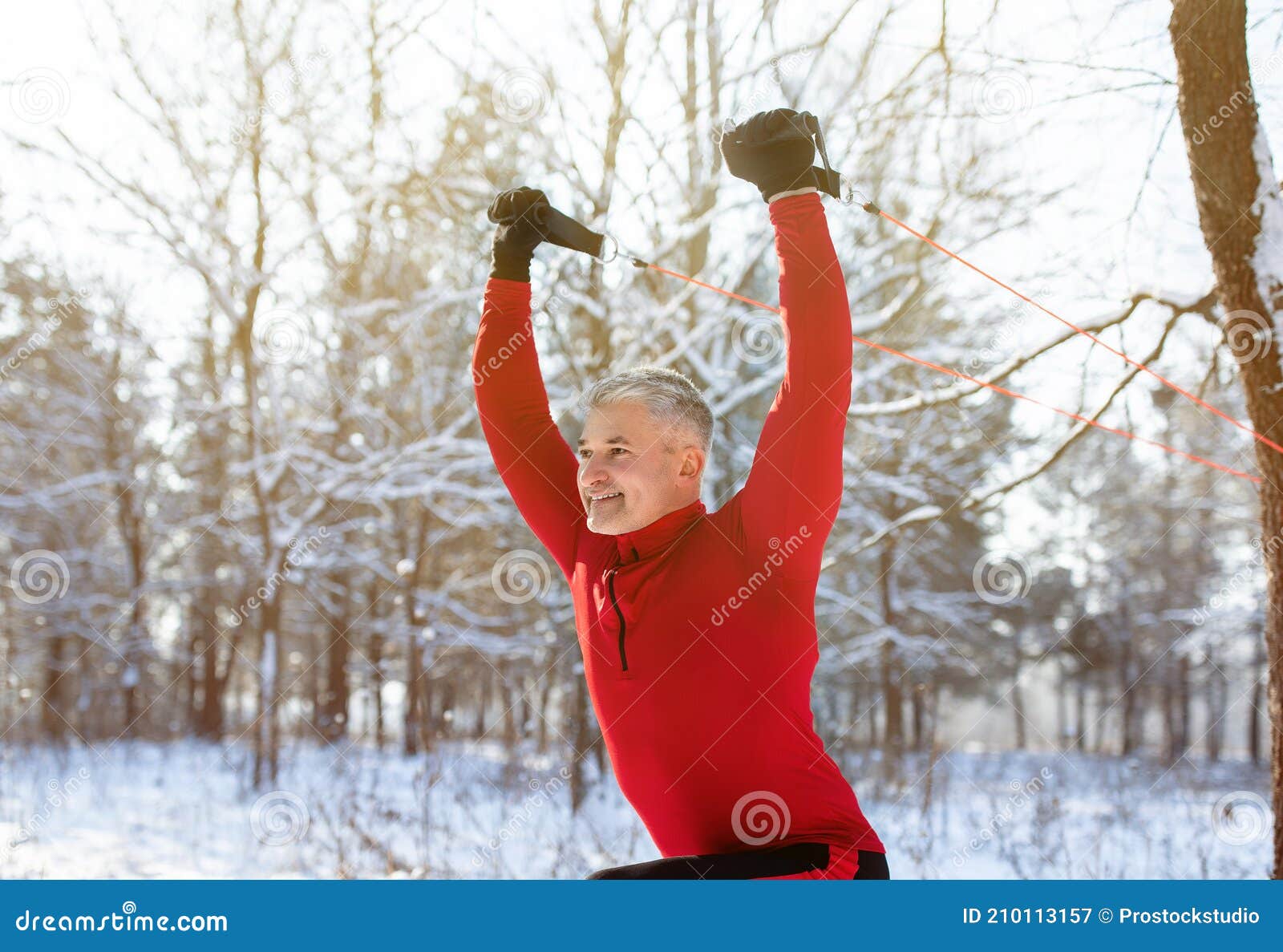 Entraînement Fonctionnel Extérieur. Homme Mature Utilisant Des Sangles De Suspension  Pour Exercer Les Muscles Du Haut Du Corps Au Image stock - Image du  masculin, lifestyle: 210113157