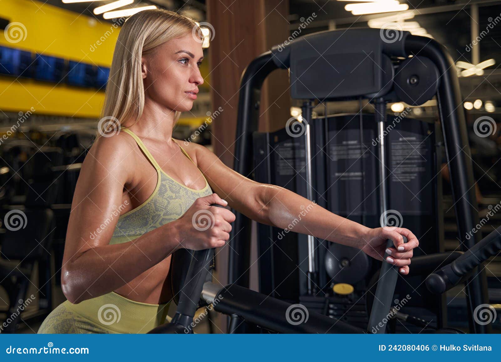 https://thumbs.dreamstime.com/z/entra%C3%AEnement-sportif-professionnel-en-classe-fitness-moderne-jeune-femme-qui-attend-avec-impatience-tout-pr%C3%A9parant-son-corps-242080406.jpg