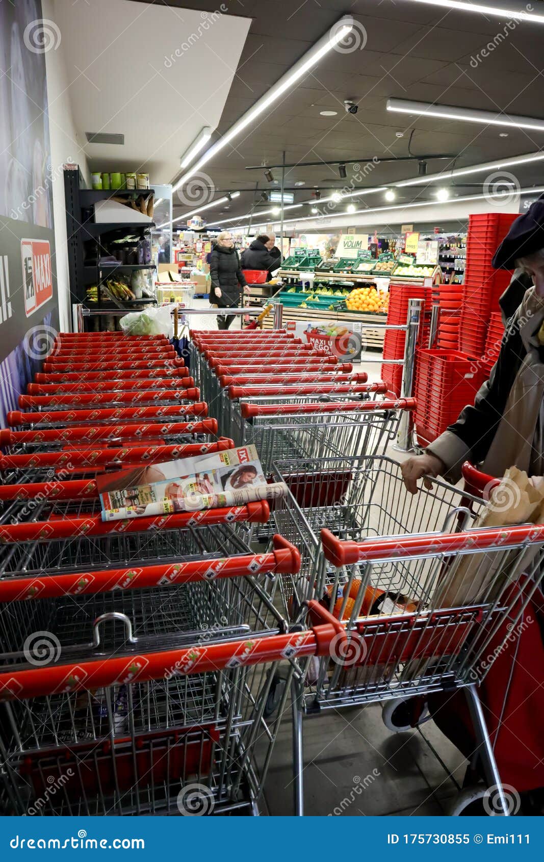 Supermercado Interior, Vacío Rojo Carrito De Compras. Fotos