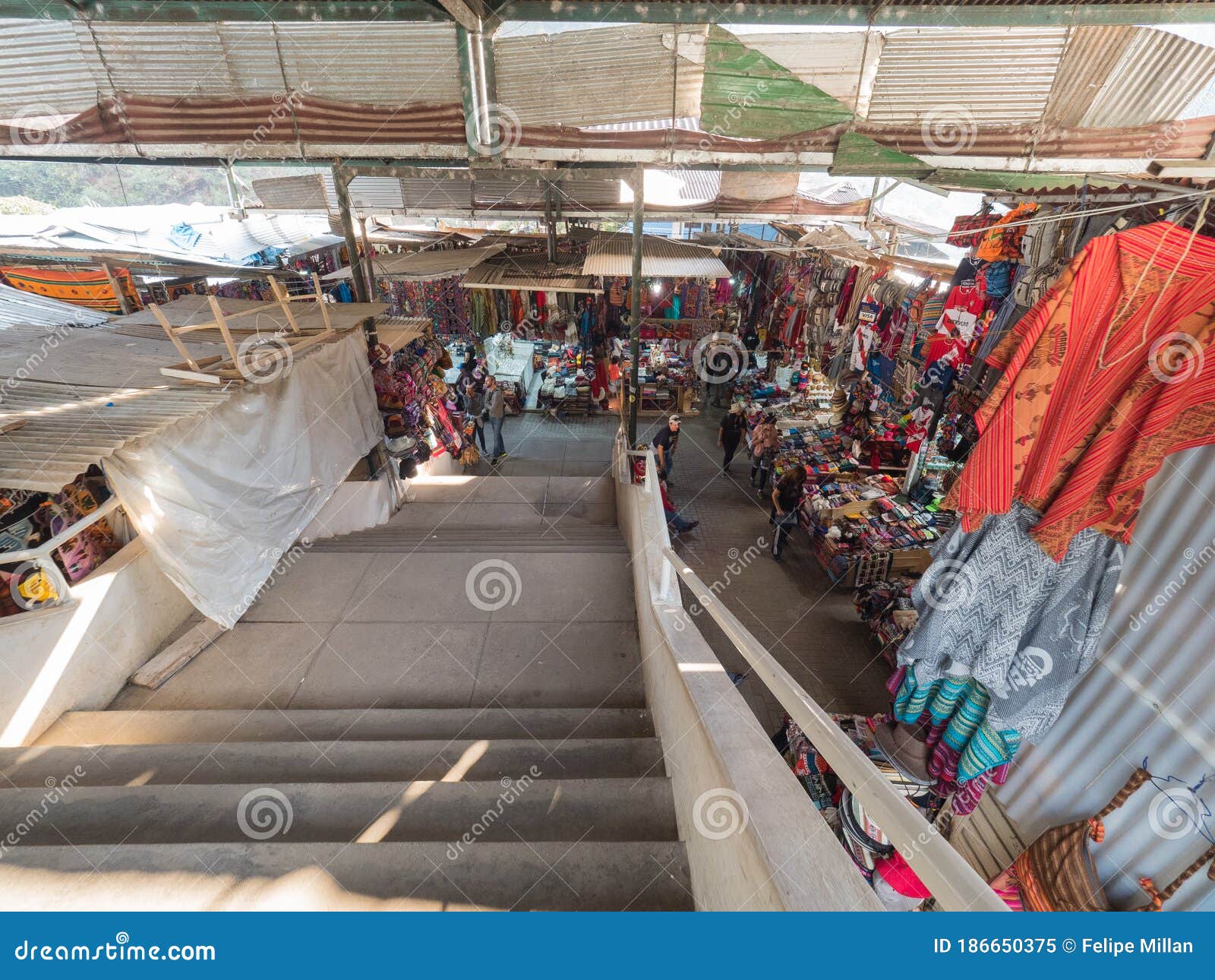Entrada Al Mercado Artesanal Colgando En Las Tiendas Ropa De Colores Imagen  editorial - Imagen de andino, escaleras: 186650375