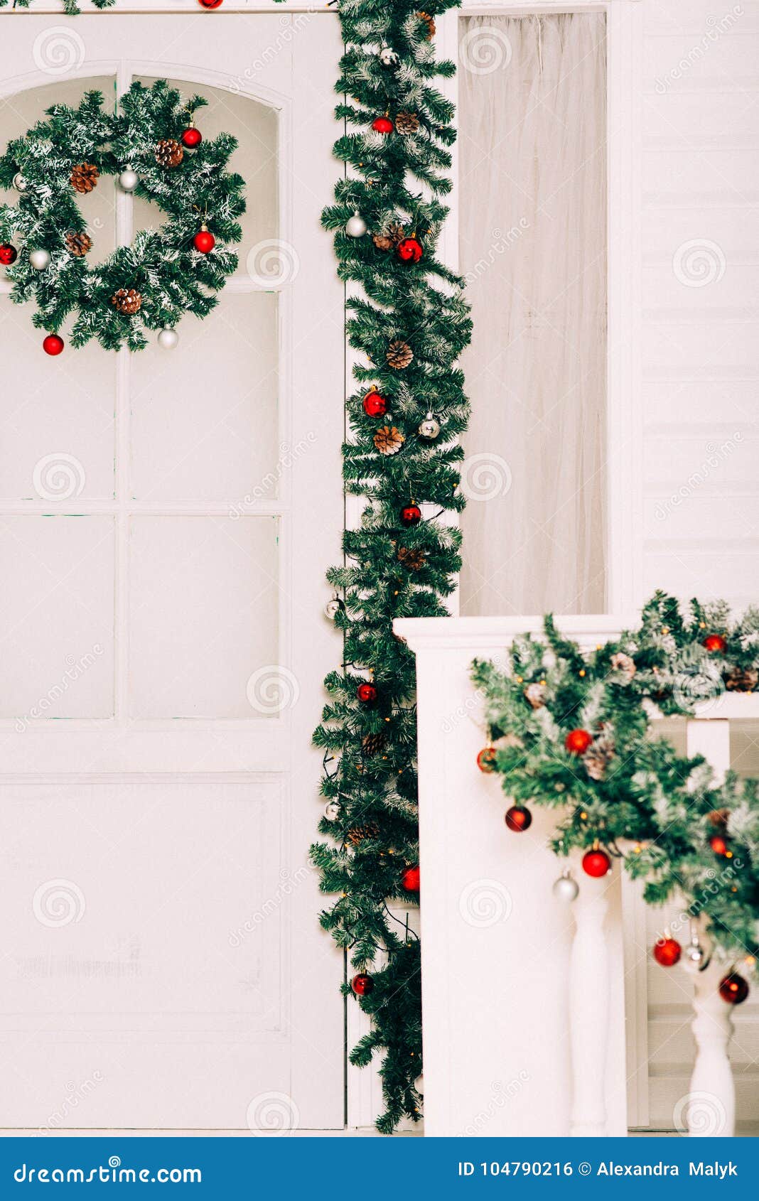 Entrada Da Casa Decorada Por Feriados Decoração Do Natal Festão De Ramos E  De Luzes De árvore Do Abeto Nos Trilhos Foto de Stock - Imagem de festivo,  trilhos: 104790216