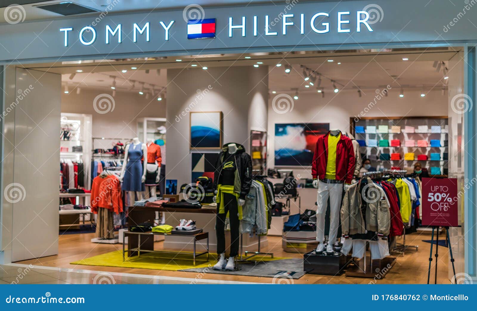 Entrada Da Frente Para a Loja Tommy Hilfiger Em Singapore Shopping Mal  Fotografia Editorial - Imagem de forma, roupa: 176840762