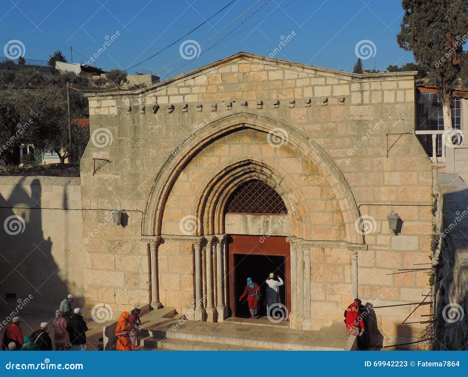 Entrada da igreja do sepulcro de St Mary. A igreja do sepulcro de St Mary, também túmulo da Virgem Maria, é um túmulo cristão no Vale de Kidron no pé do Monte das Oliveiras, no Jerusalém É acreditado por cristãos orientais para ser o lugar de Mary, mãe do enterro de Jesus