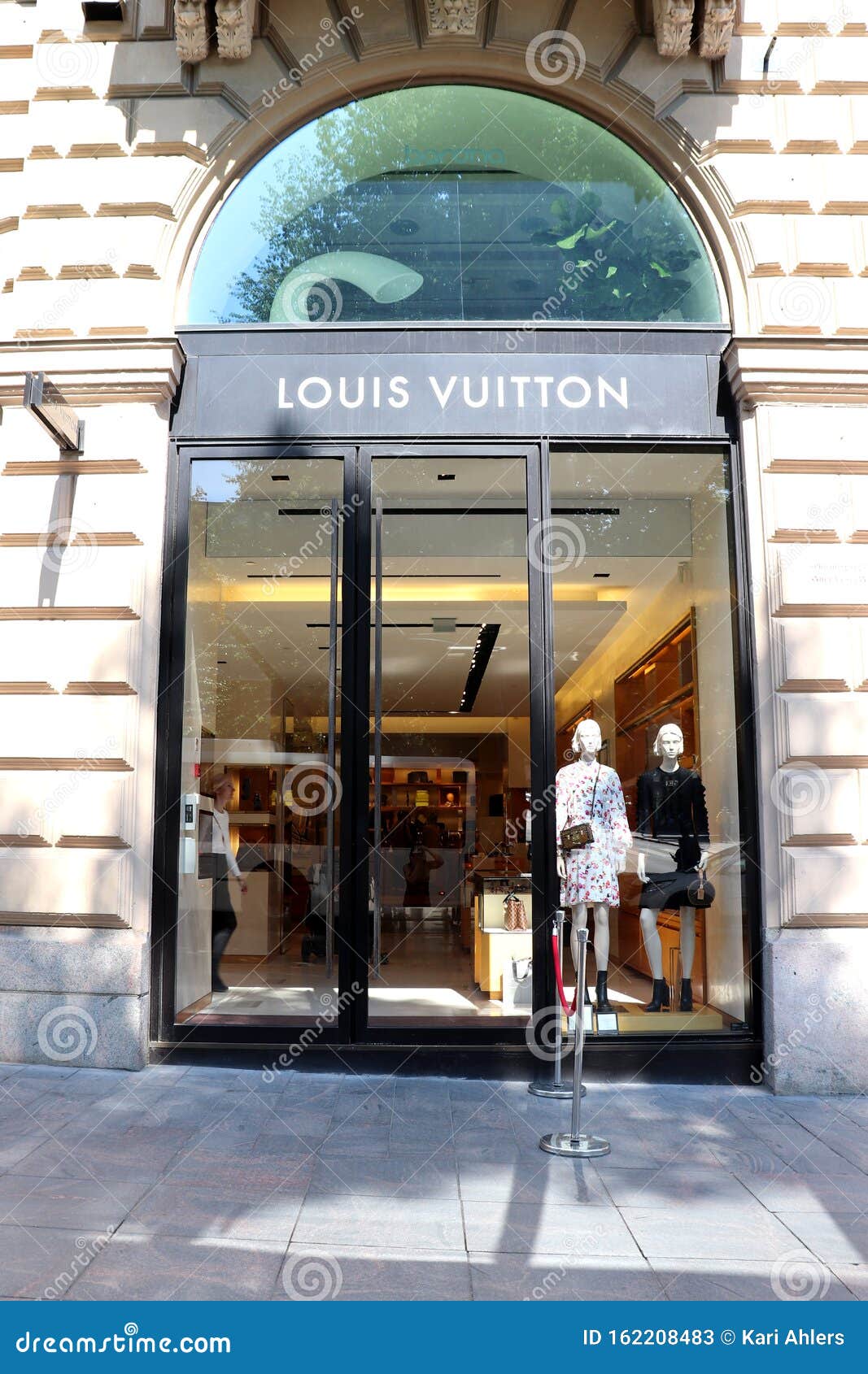 Entrada Da Loja Louis Vuitton Em Helsínquia, Finlândia Foto de Stock  Editorial - Imagem de loja, cidade: 162208483