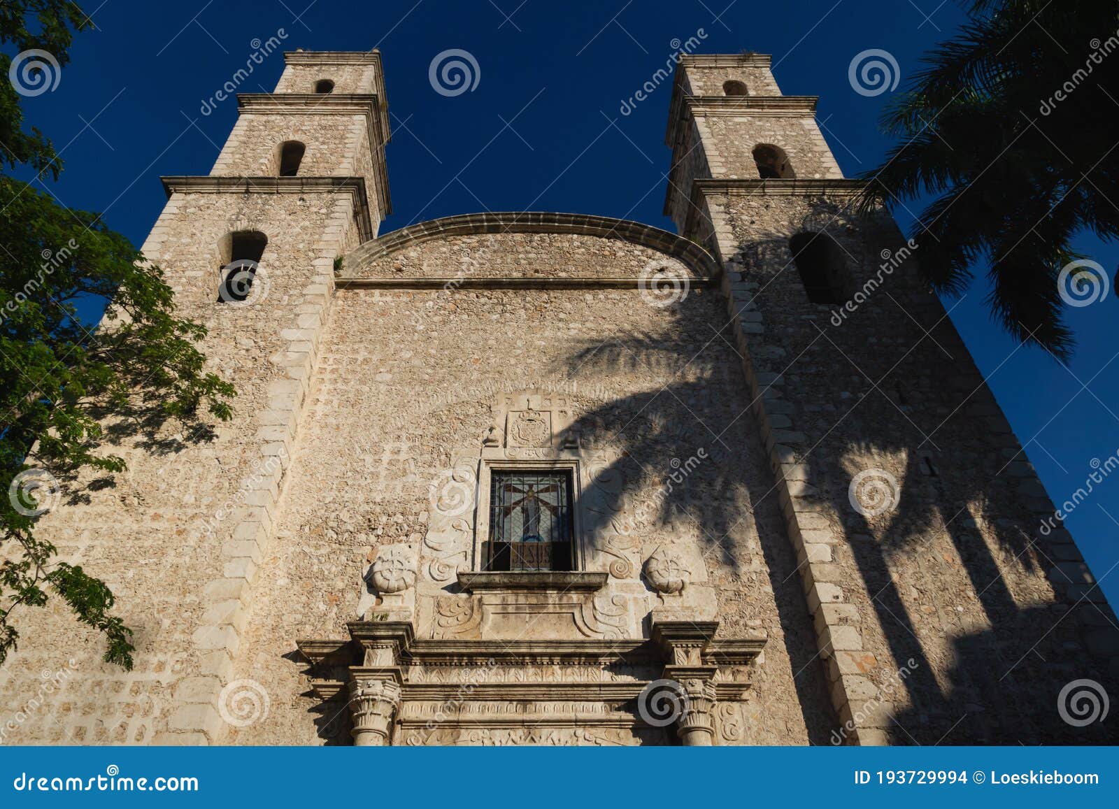 Entrada De La Iglesia El Jesus Al Atardecer Con Sombra De Palmeras Merida  Yucatan México Foto de archivo - Imagen de urbano, herencia: 193729994