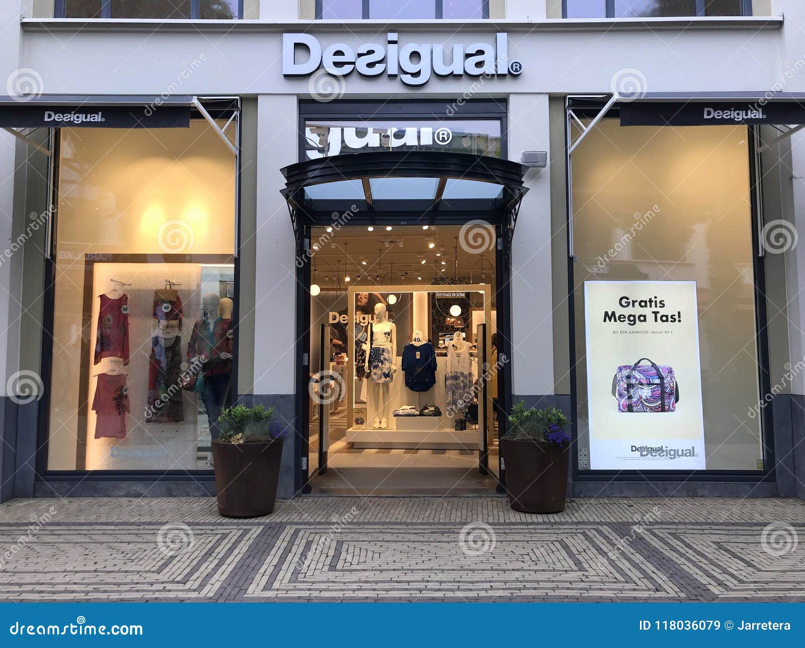 Entrada De Tienda Outlet De La Moda Desigual Imagen de archivo editorial - Imagen de alameda, marca: 118036079