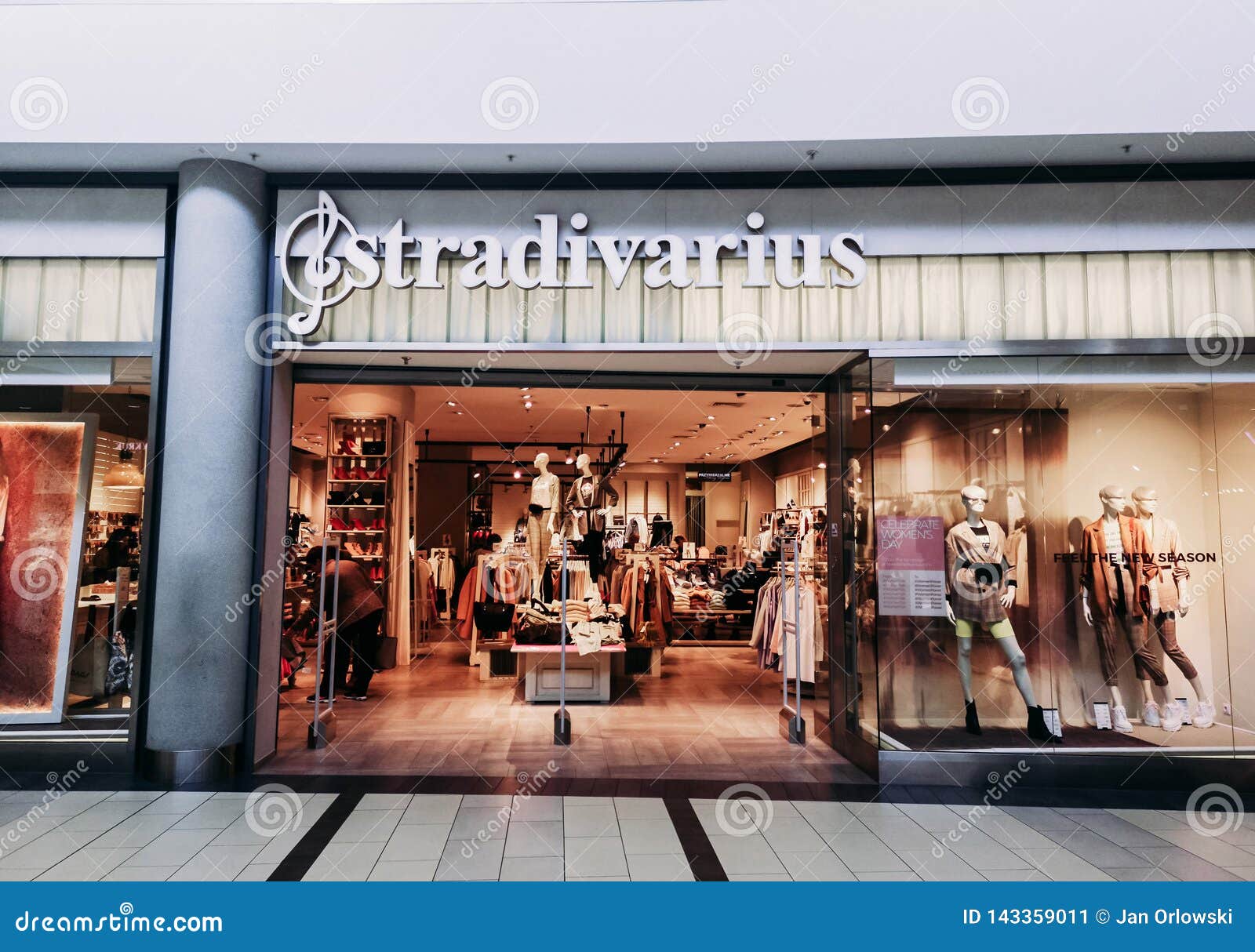 Entrada De Tienda Stradivarius editorial - Imagen interior, encadenamiento: 143359011