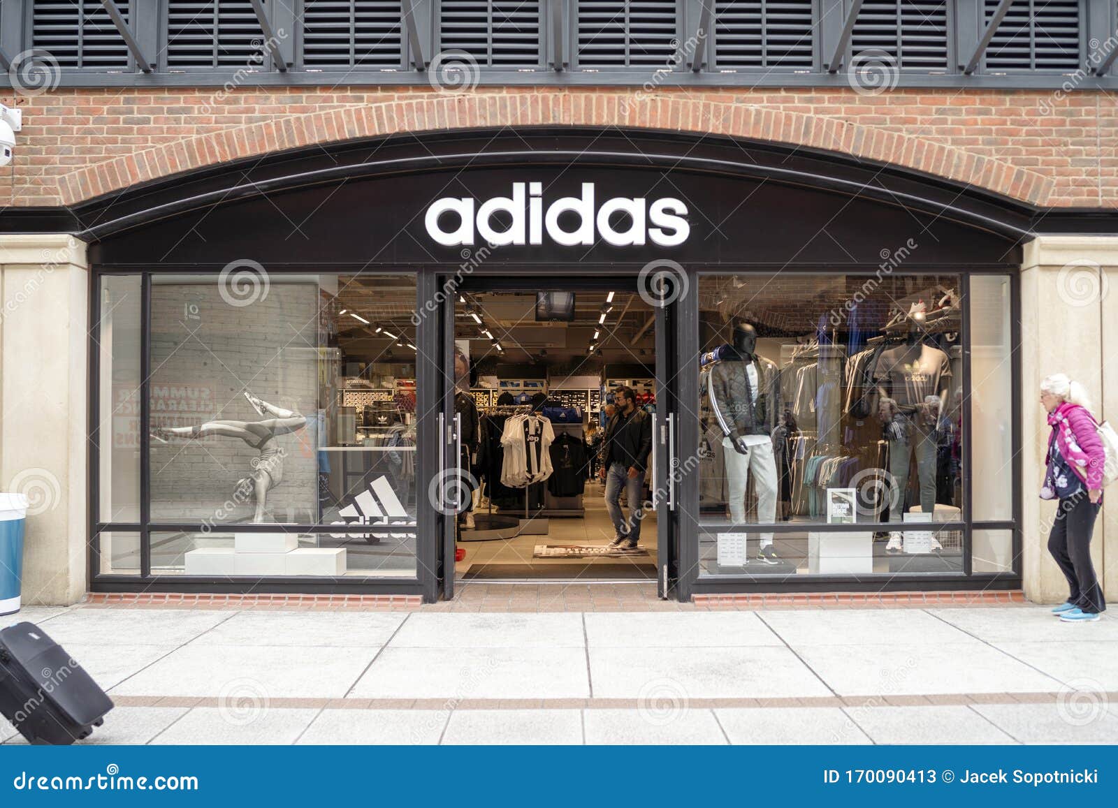 Entrada A La Tienda Adidas En Un Moderno Centro Comercial Foto de archivo  editorial - Imagen de moderno, comercial: 170090413