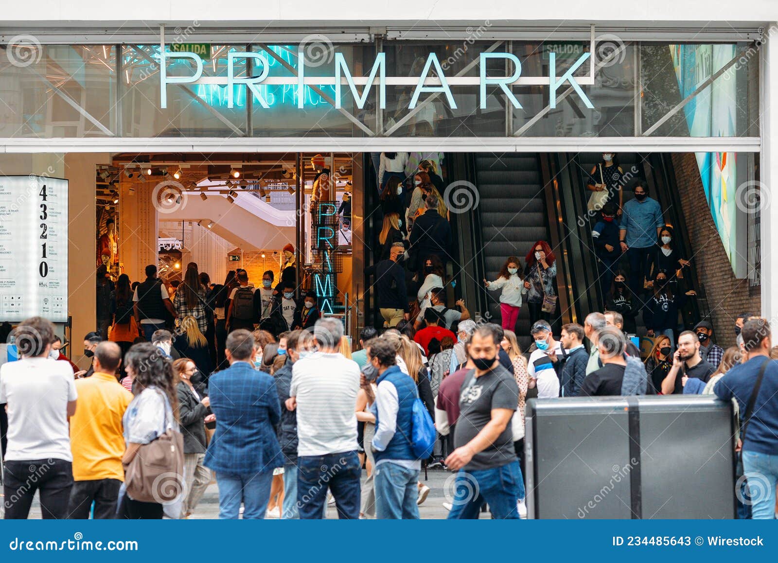 Diploma petrolero no se dio cuenta Entrada a La Tienda De Ropa De Moda Primark De La Concurrida Calle De  Madrid Spain Foto de archivo editorial - Imagen de famoso, alameda:  234485643