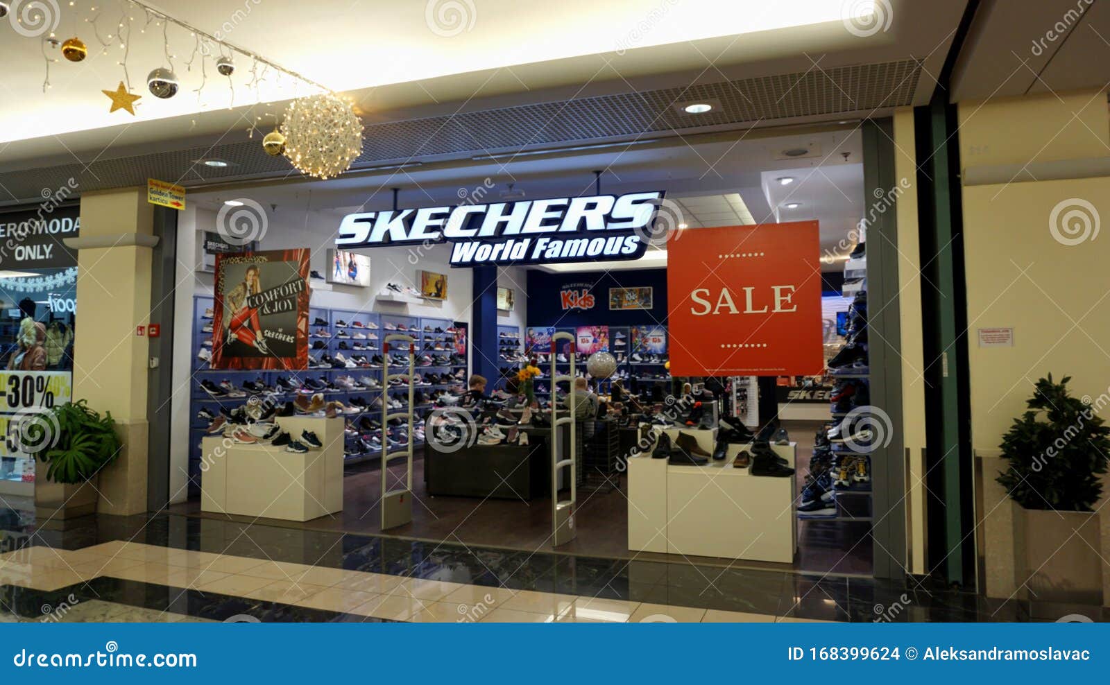 lamentar Groenlandia musical Entrada a La Tienda Skechers, La Cadena De Tiendas Estadounidenses Para La  Venta De Zapatos, Zapatillas Y Equipos Deportivos, Dur Imagen de archivo  editorial - Imagen de manera, calzado: 168399624