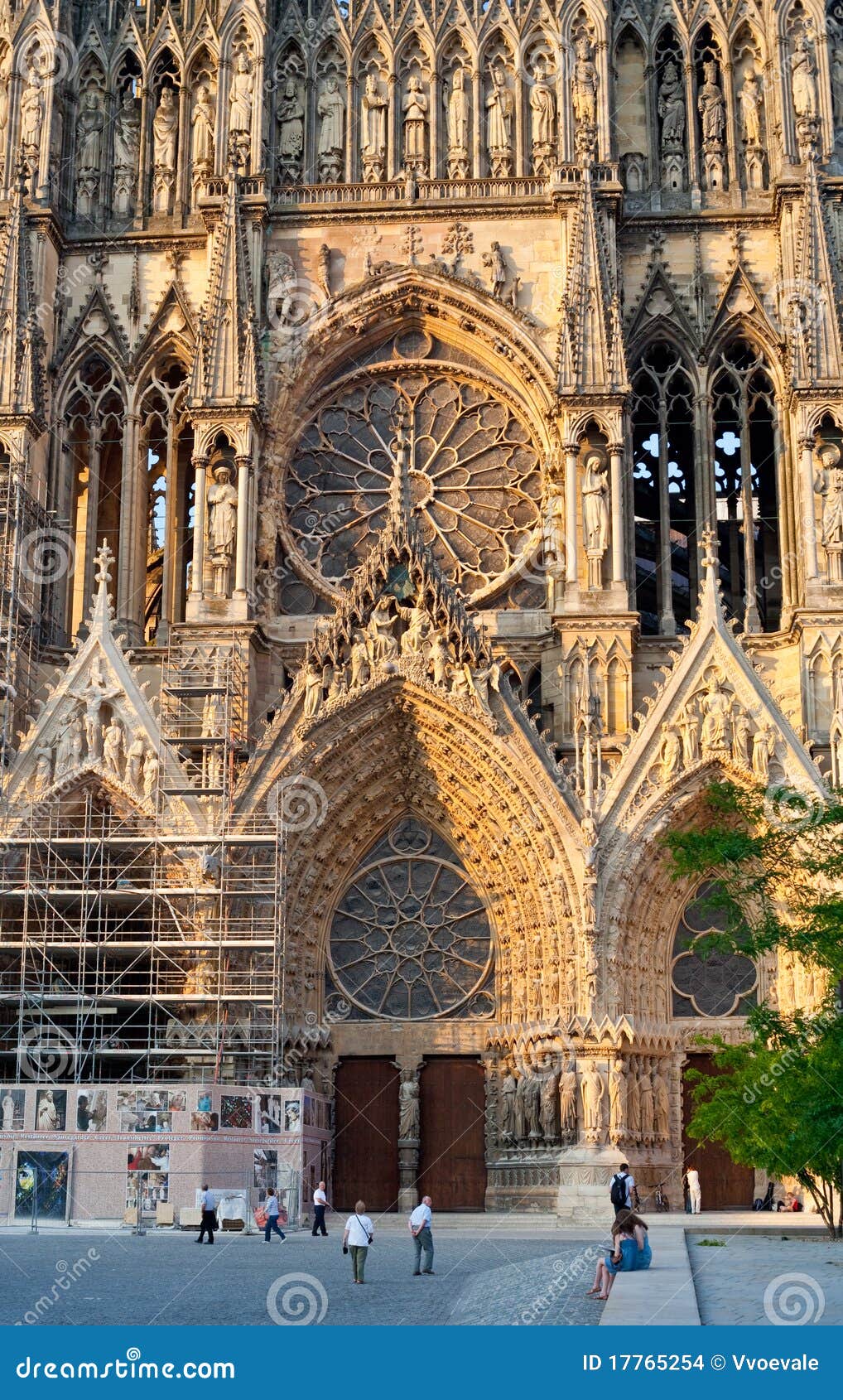 Entrada na catedral de Notre Dame em Reims, France. Entrada na catedral católica gótico de Notre Dame em Reims, France