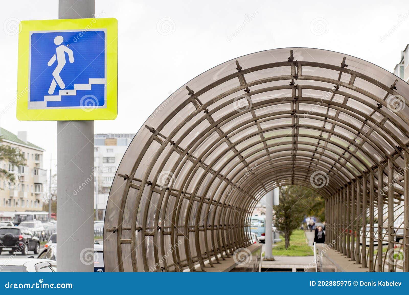 Entrada Para O Subsolo Com Cartaz De Peão. Cantos Rodoviários Na Cidade.  Infraestrutura Urbana. Imagem de Stock - Imagem de sentido, transporte:  202885975