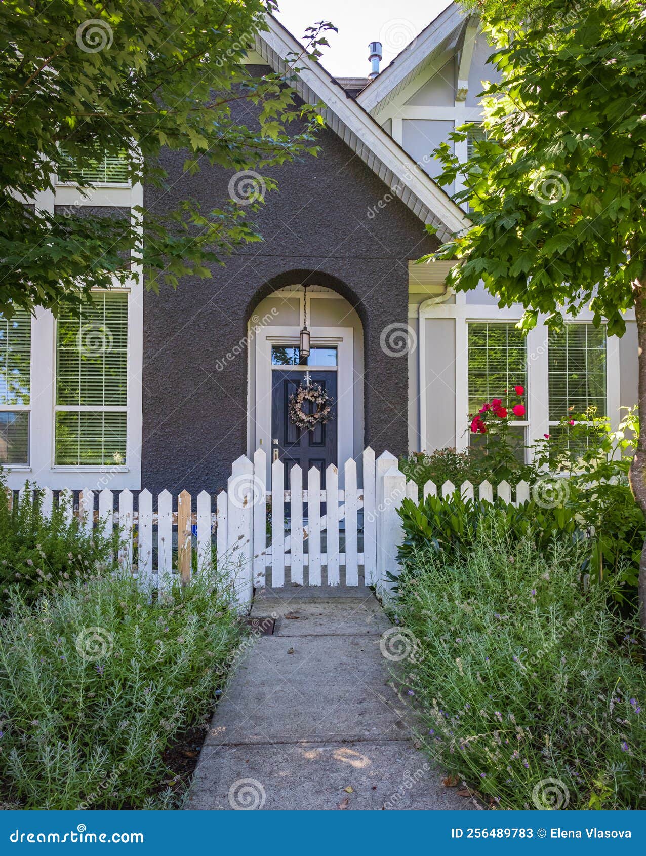 Entrada a Una Casa a Través De Un Hermoso Jardín Con Flores De Colores.  Frente a Una Casa Con Diseño De Jardín Imagen de archivo - Imagen de  elegancia, exterior: 256489783