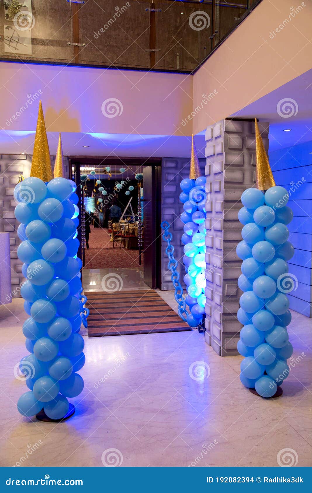 Bondgenoot Omtrek Corroderen Entrance Decorated with Colorful Balloons for Party and Celebrat Stock  Photo - Image of food, celebration: 192082394
