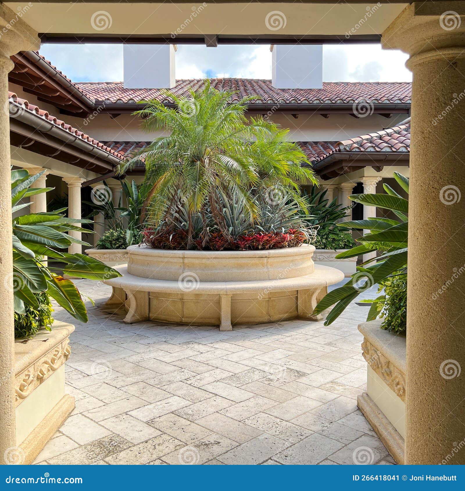 The Entrance To the Courtyard at the Trump National Golf Course Club House  in Jupiter, Florida Editorial Photo - Image of american, driveway: 266418041