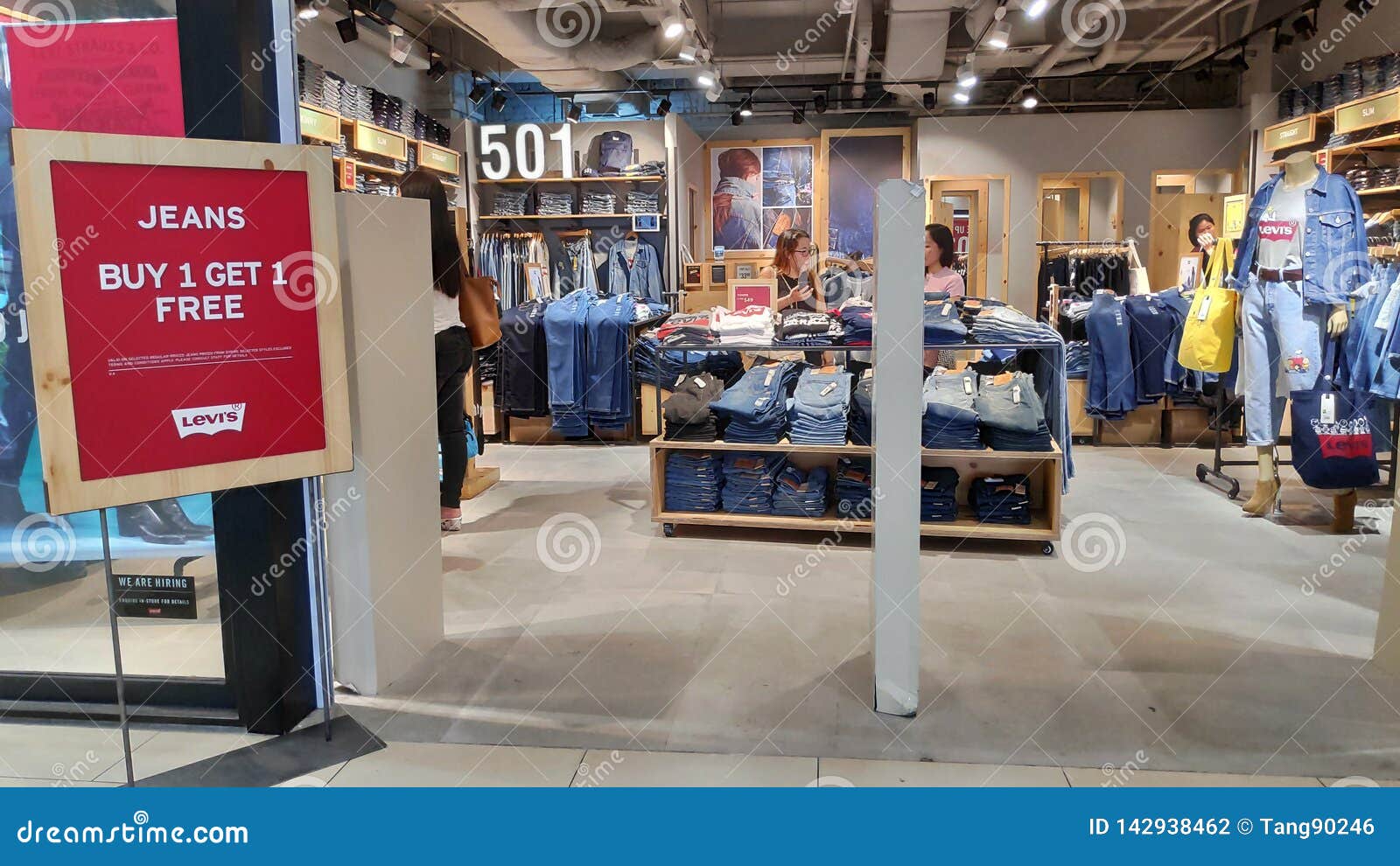 Entrance To a Levi`s Store in Shopping Center in Singapore Editorial  Photography - Image of commerce, business: 142938462