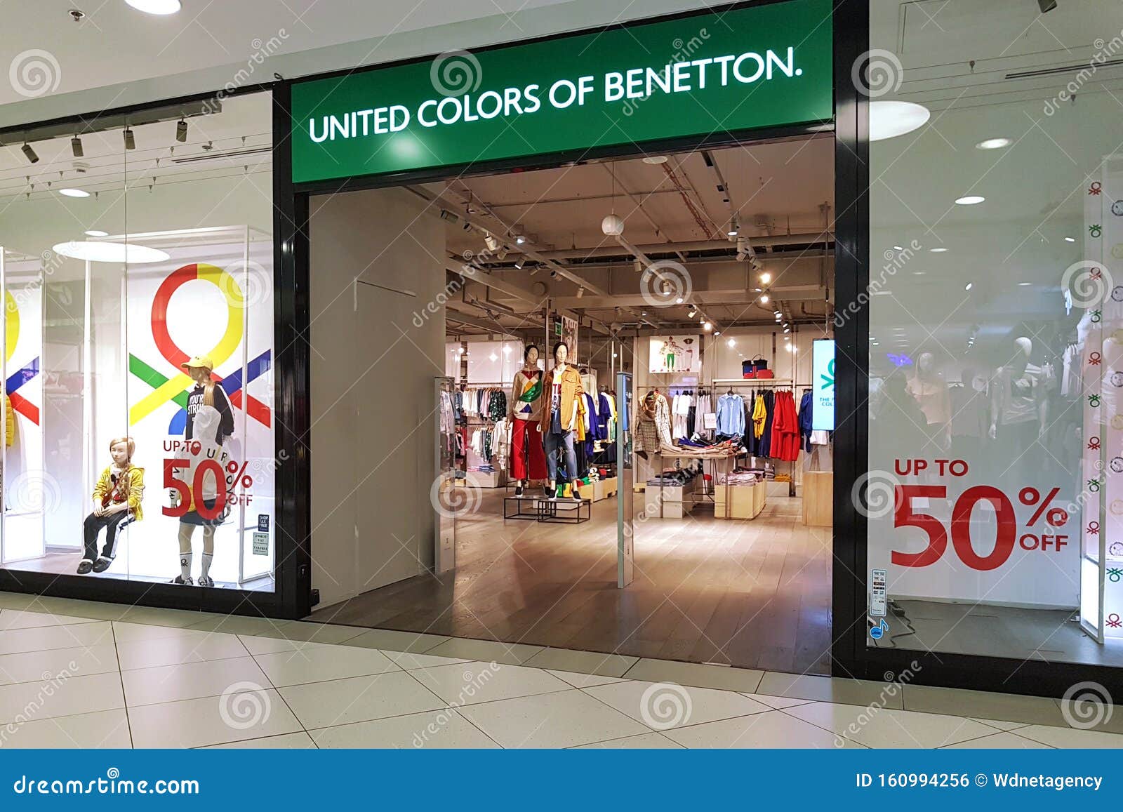 opladen Kust krassen Entrance View of the United Colors of Benetton Store Editorial Photo -  Image of editorial, expensive: 160994256