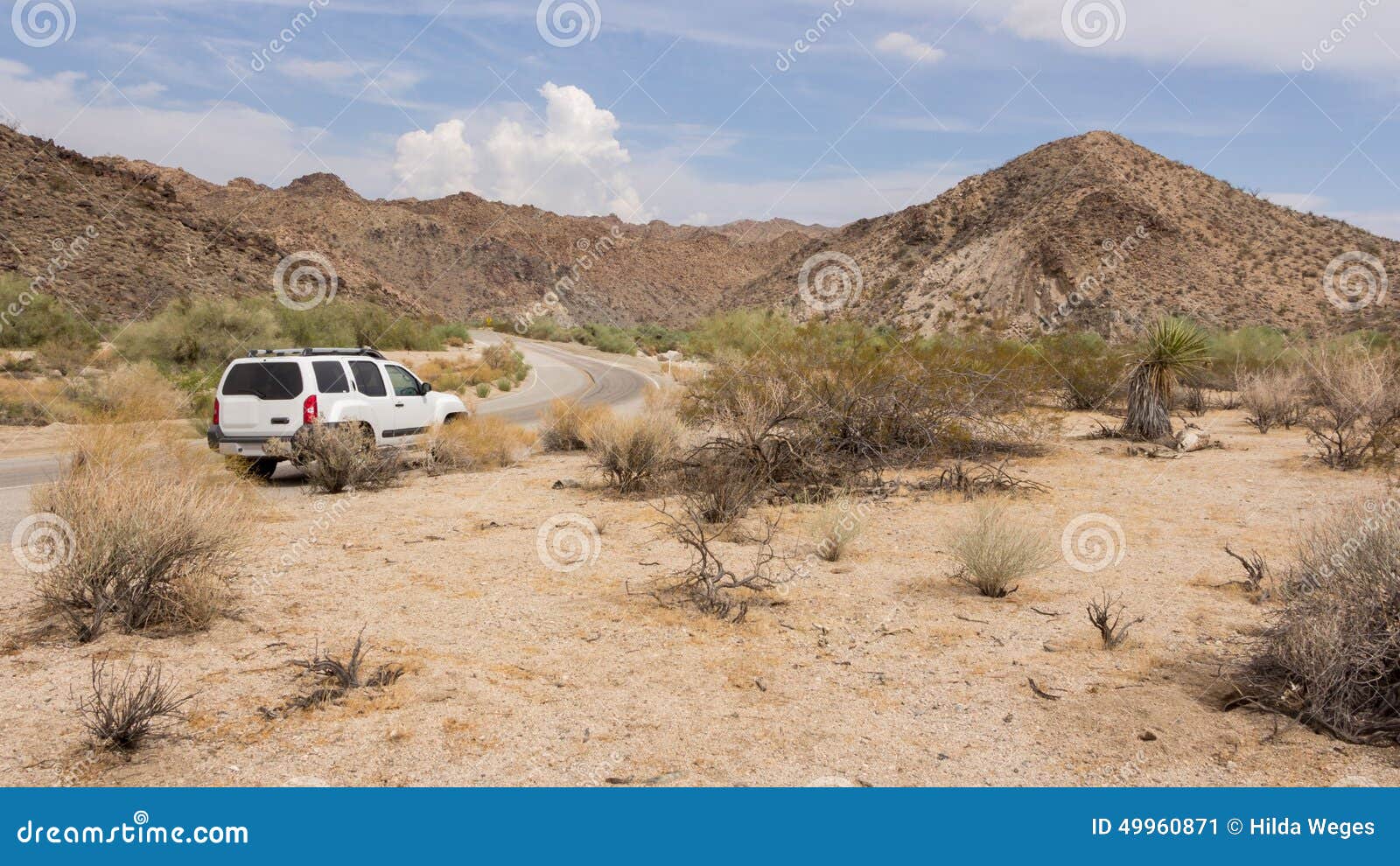 Entraînement par le désert en Californie USA. Abandonnez le paysage avec une voiture garée le long de la route dans les déserts en pierre de la Californie USA