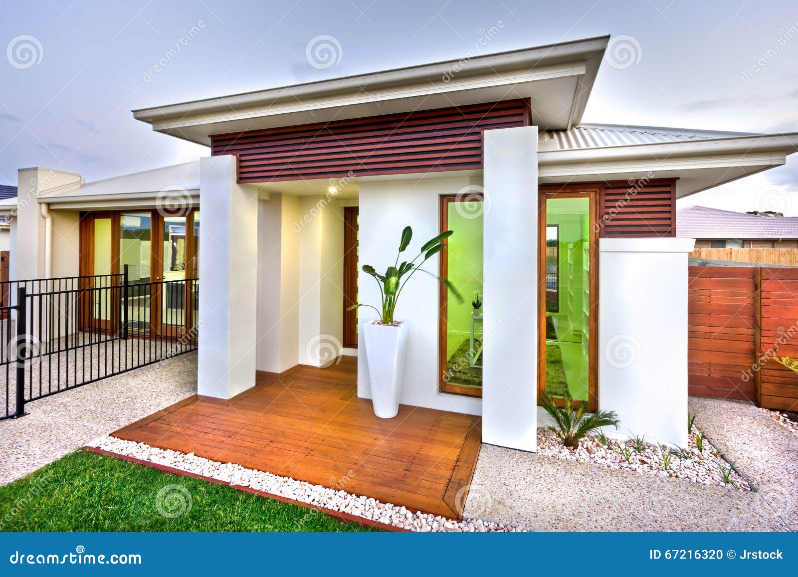 Entrée moderne de maison avec une cour en bois et concrète avec ...