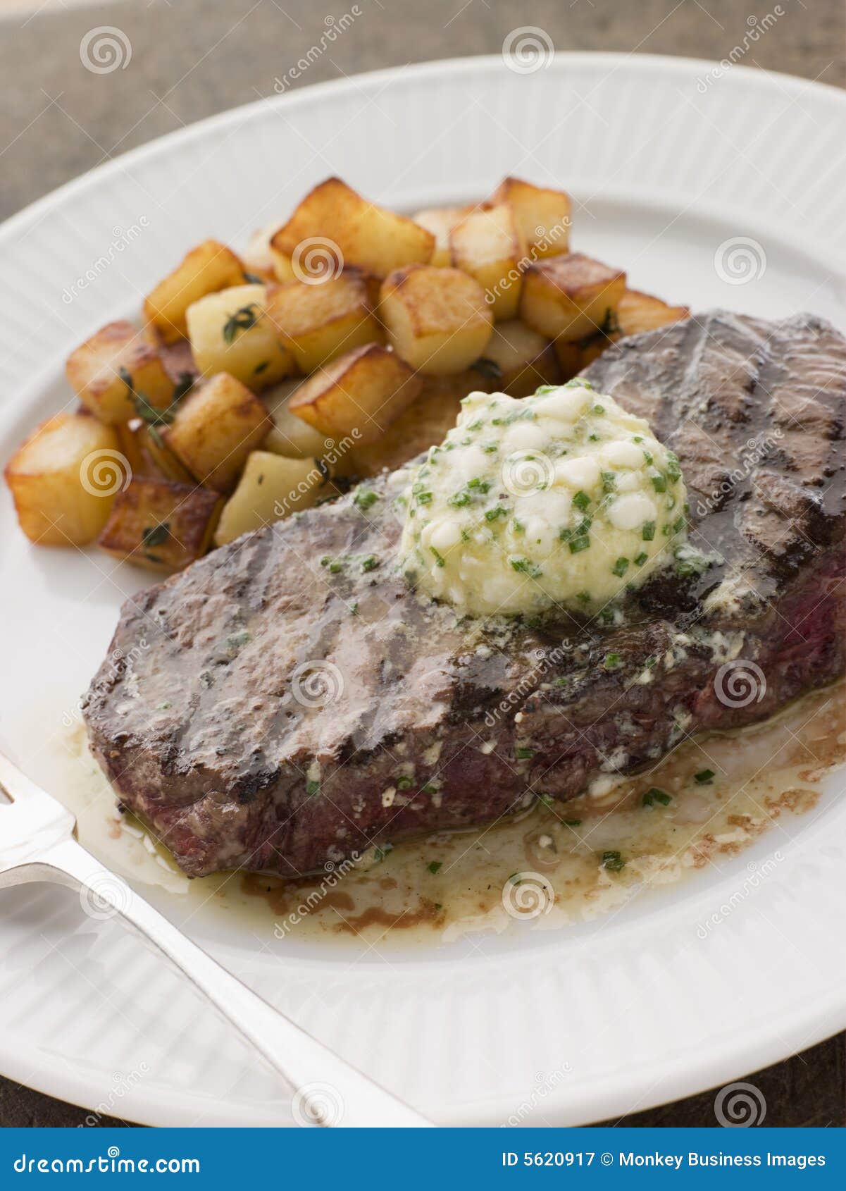Entrecote De Beouf'avec Du Beurre De Roquefort Image stock Image du