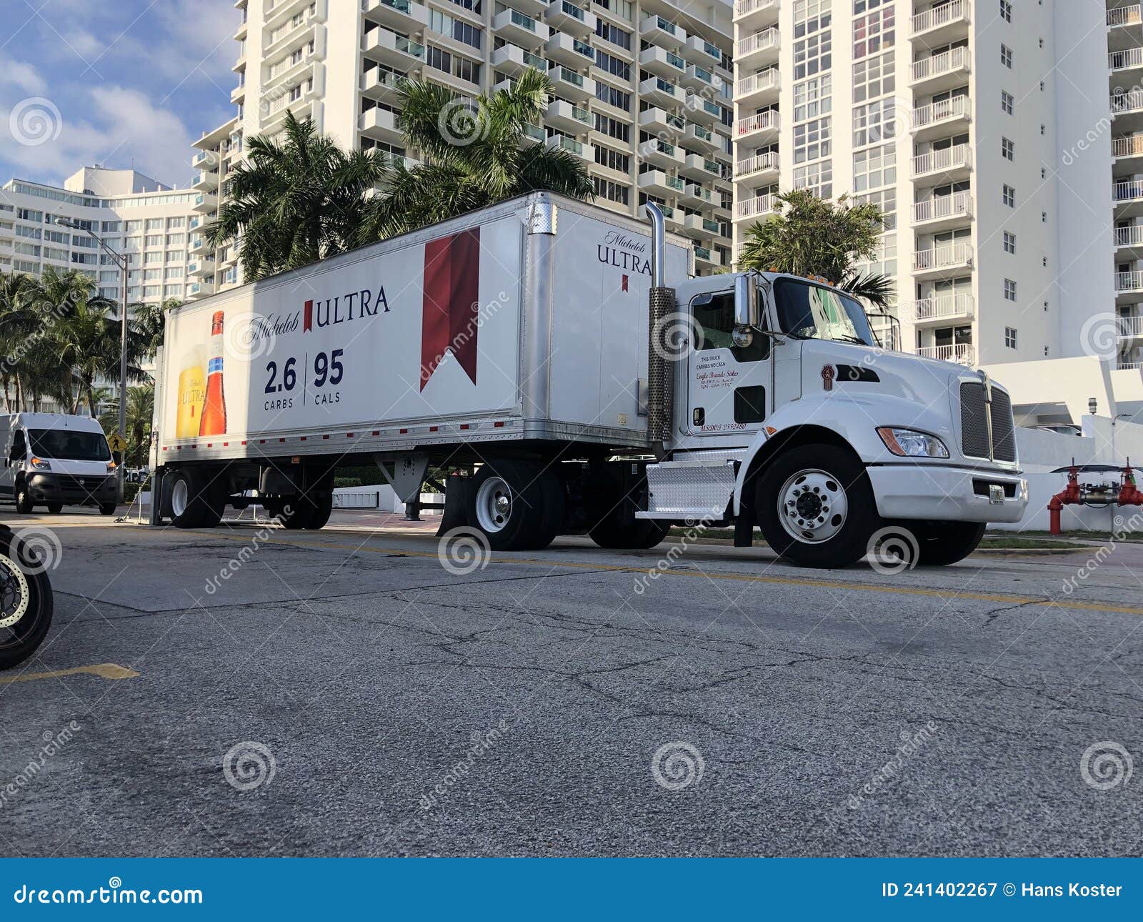 Entrega De Camiones En La Playa De Miami Del Sur Temprano Por La