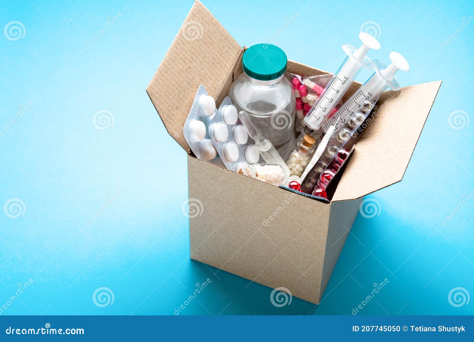 Caja de cartón abierta con medicamentos y medicamentos para el cuidado de  la salud concepto de compra y entrega de medicamentos