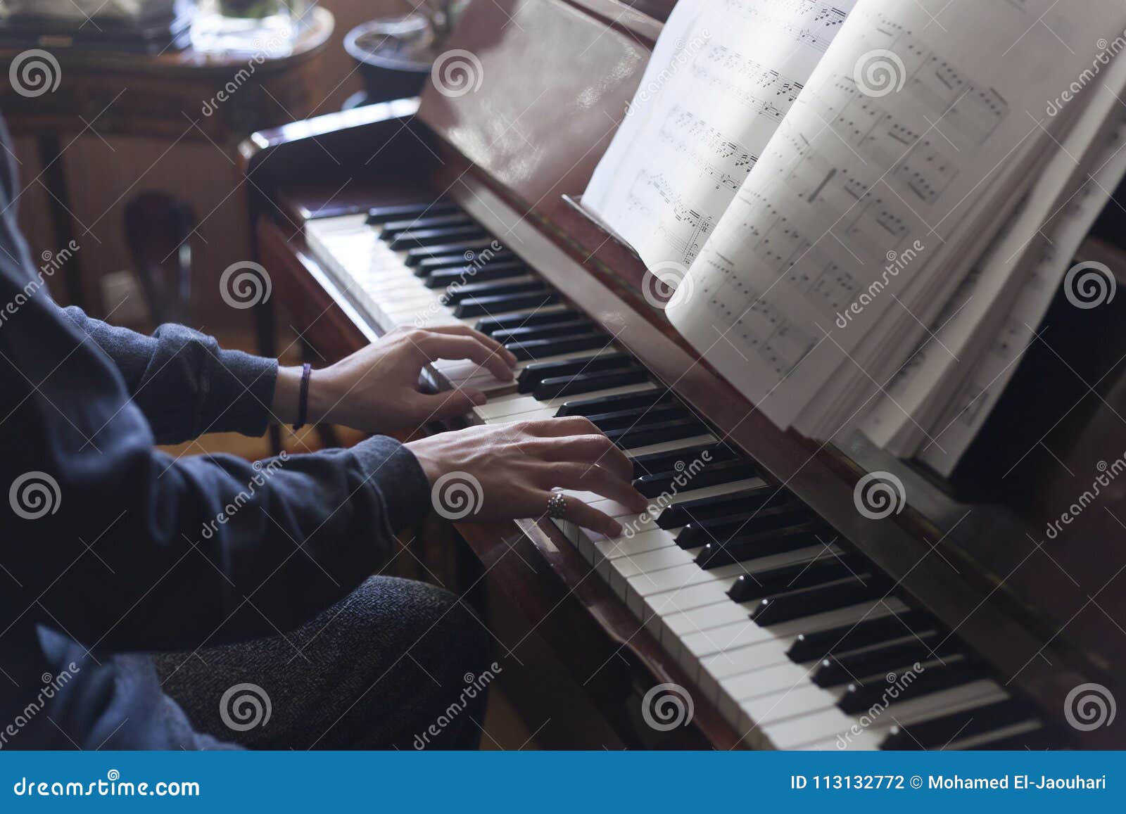 Entrega O Jogo Do Piano Ao Ler Folhas De Música Foto de Stock - Imagem de  chaves, executor: 113132772