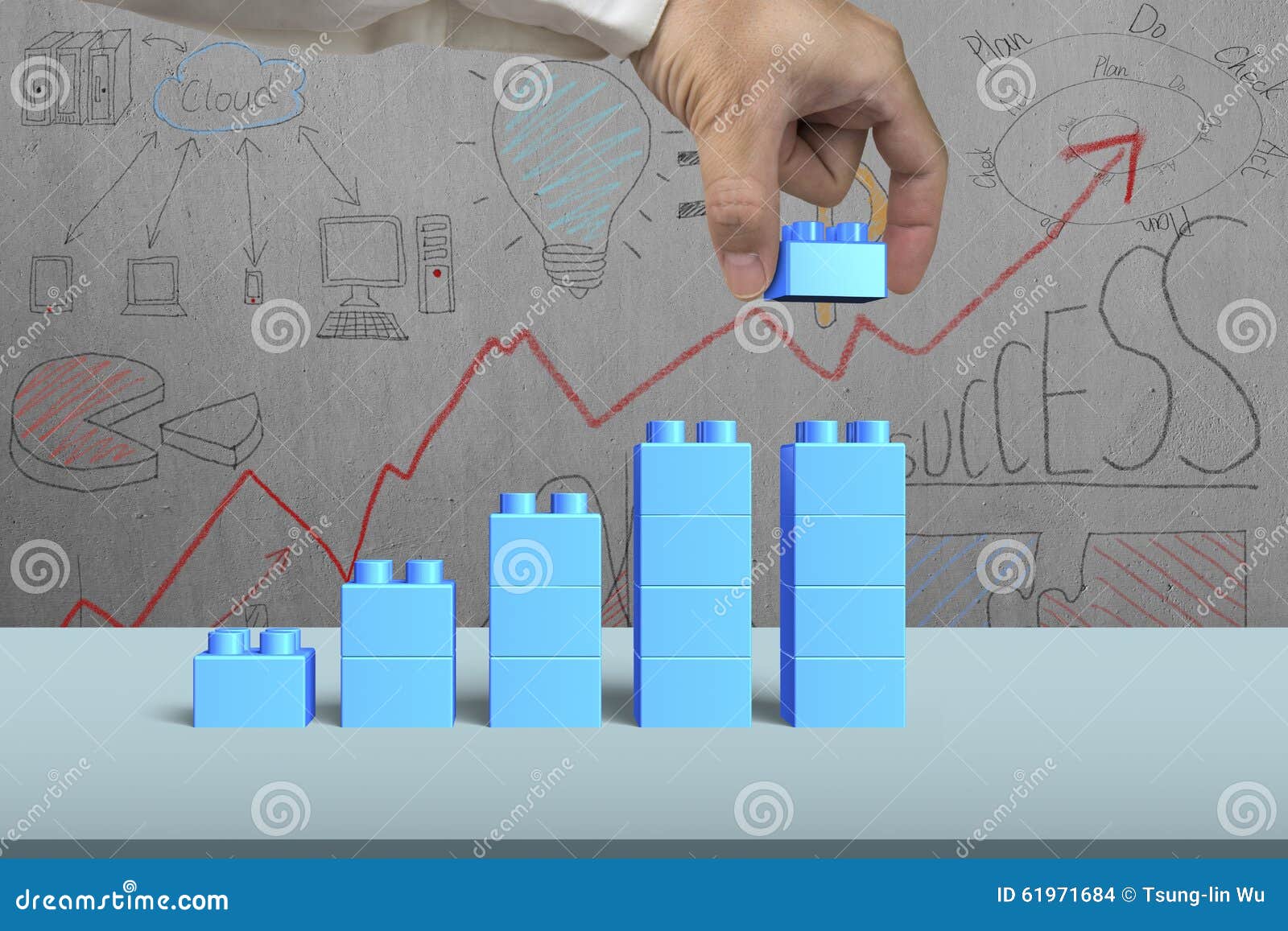 Entregue guardar o bloco azul forma completa do gráfico de barra do crescimento. A mão humana que guarda um bloco azul para terminar a forma do gráfico de barra do crescimento, com conceito do negócio rabisca o fundo da parede