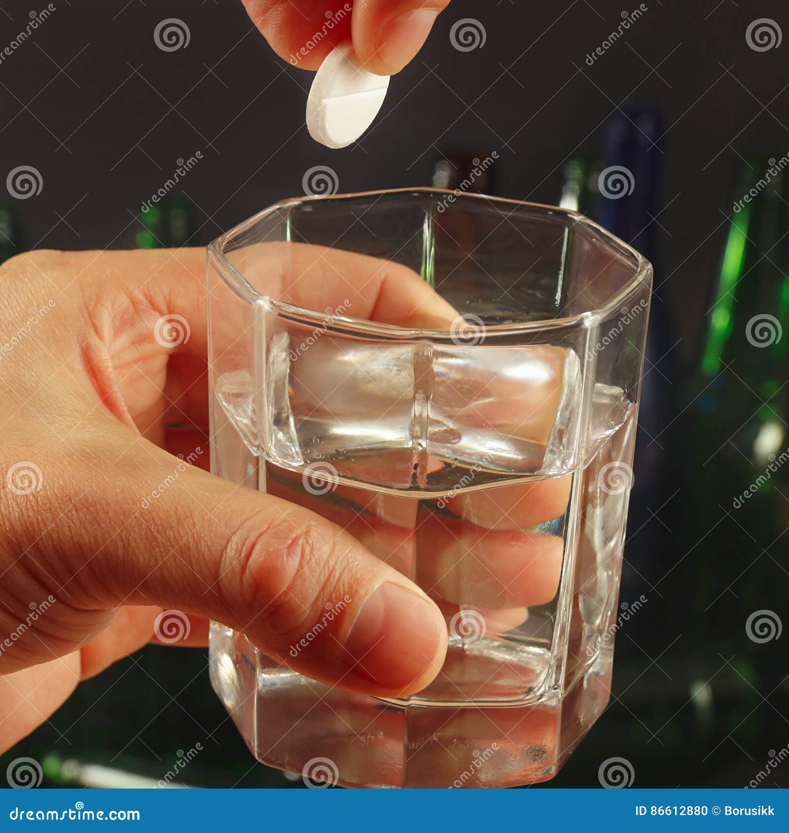 Кинь стакан. Капсула растворяется в воде. Кинул капсулу в стакан. Таблетку кидает в стакан. Бросал таблетки.