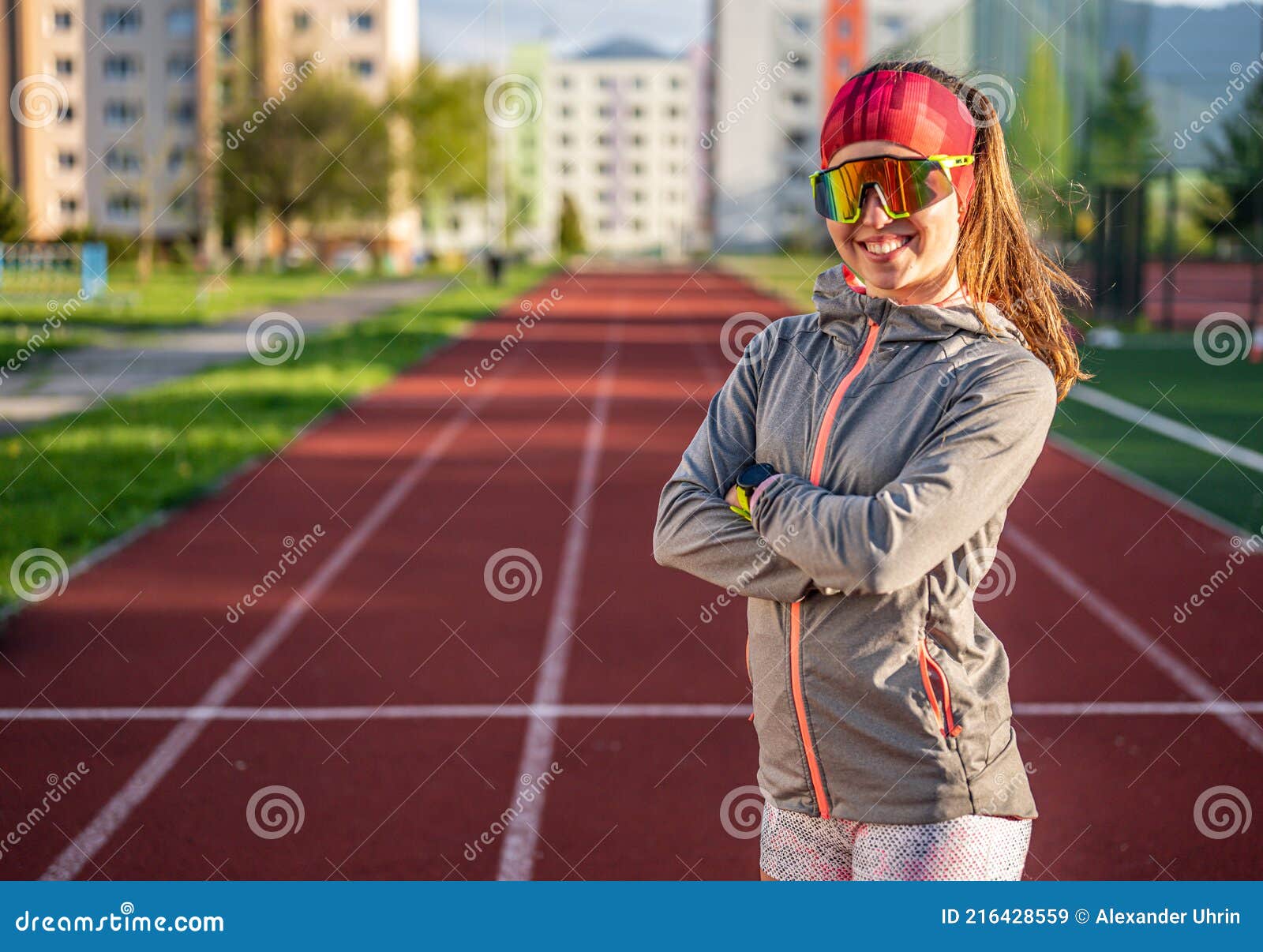 Mujer Joven Atlética En Ropa Deportiva Corriendo En Pista Estadio