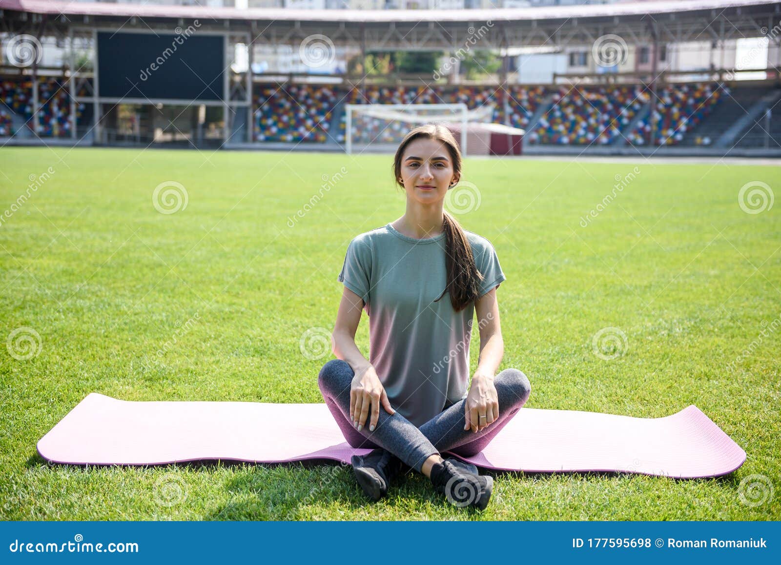 Entrenamiento De Mujeres Al Aire Libre. Se Sienta En La Alfombra Sobre  Hierba Verde Y Hace Ejercicios De Yoga Foto de archivo - Imagen de  muchacha, adulto: 177595698