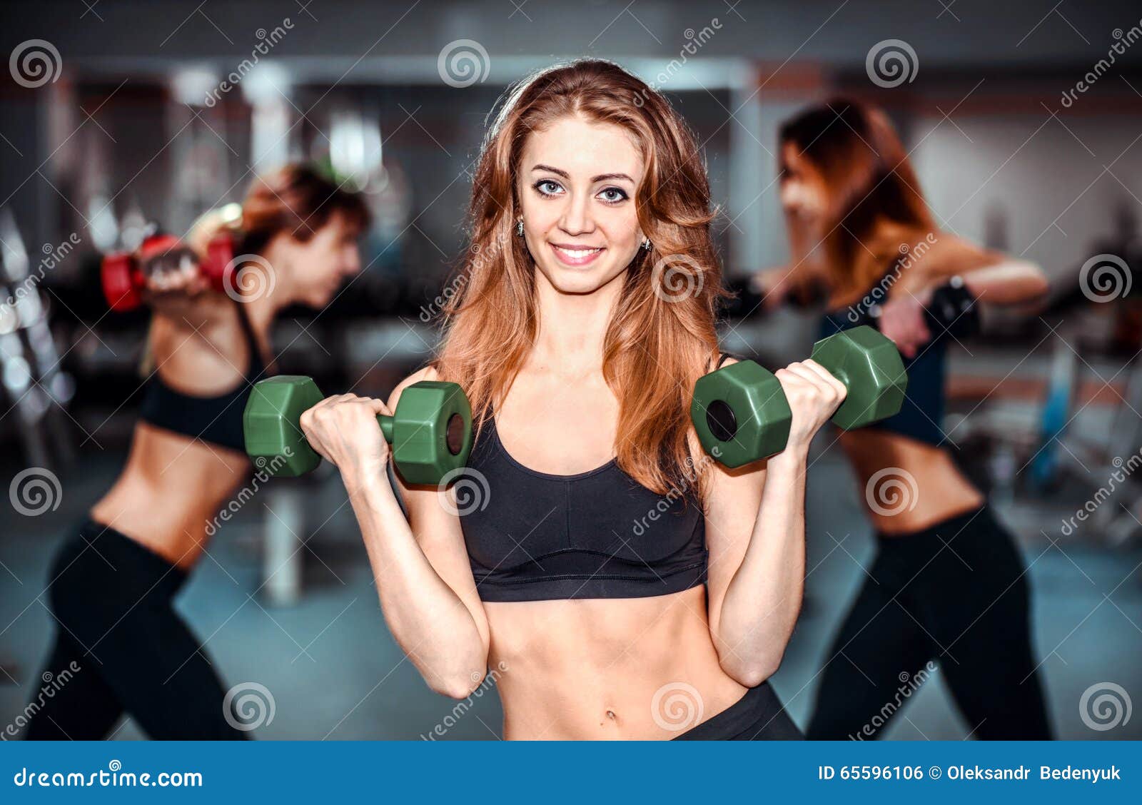 Entrenamiento De Tres Chicas Jóvenes En El Gimnasio Foto de archivo -  Imagen de lindo, ejercicio: 65596106